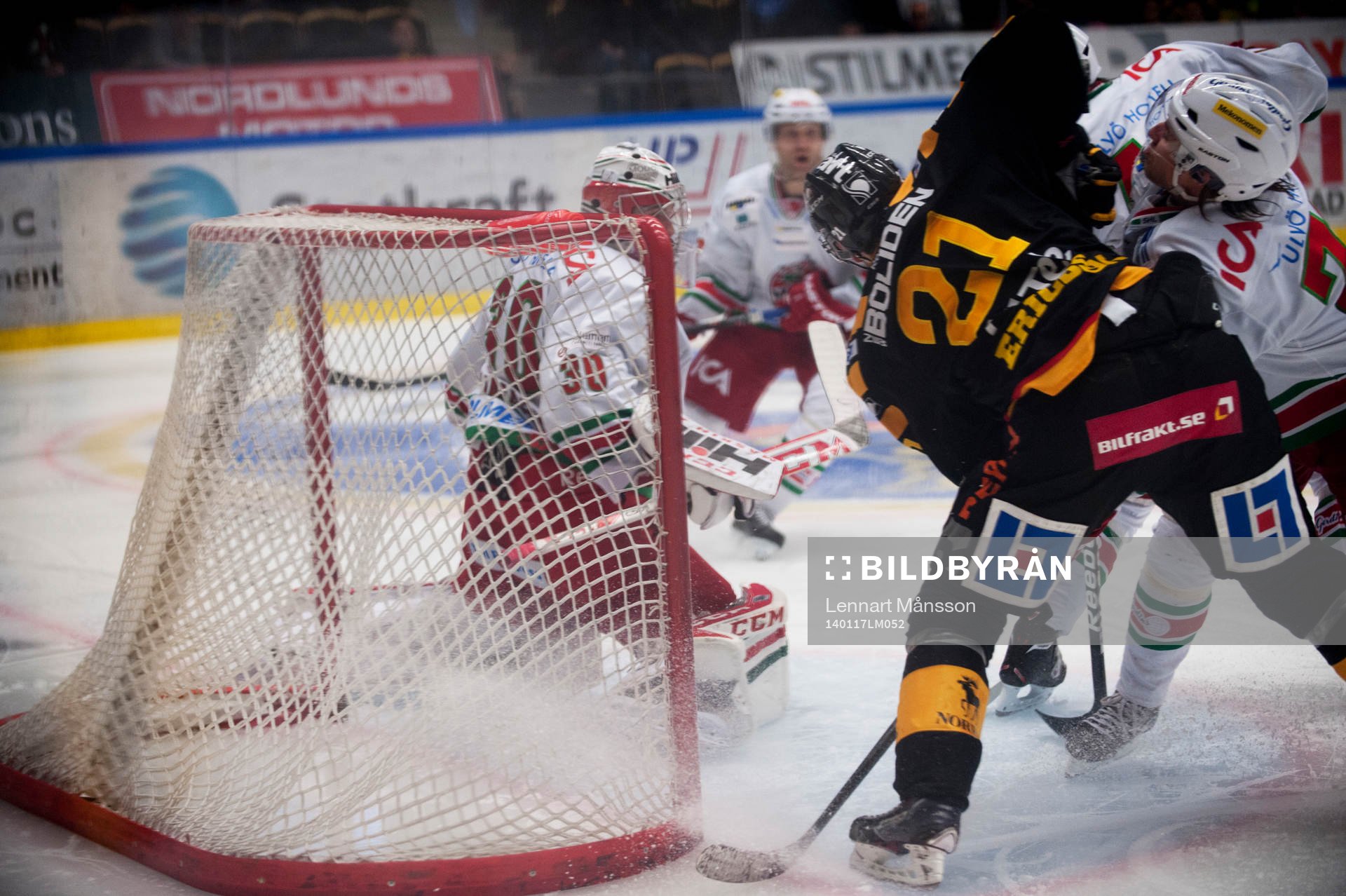 Skellefteås Jimmie Ericsson försöker trycka in pucken