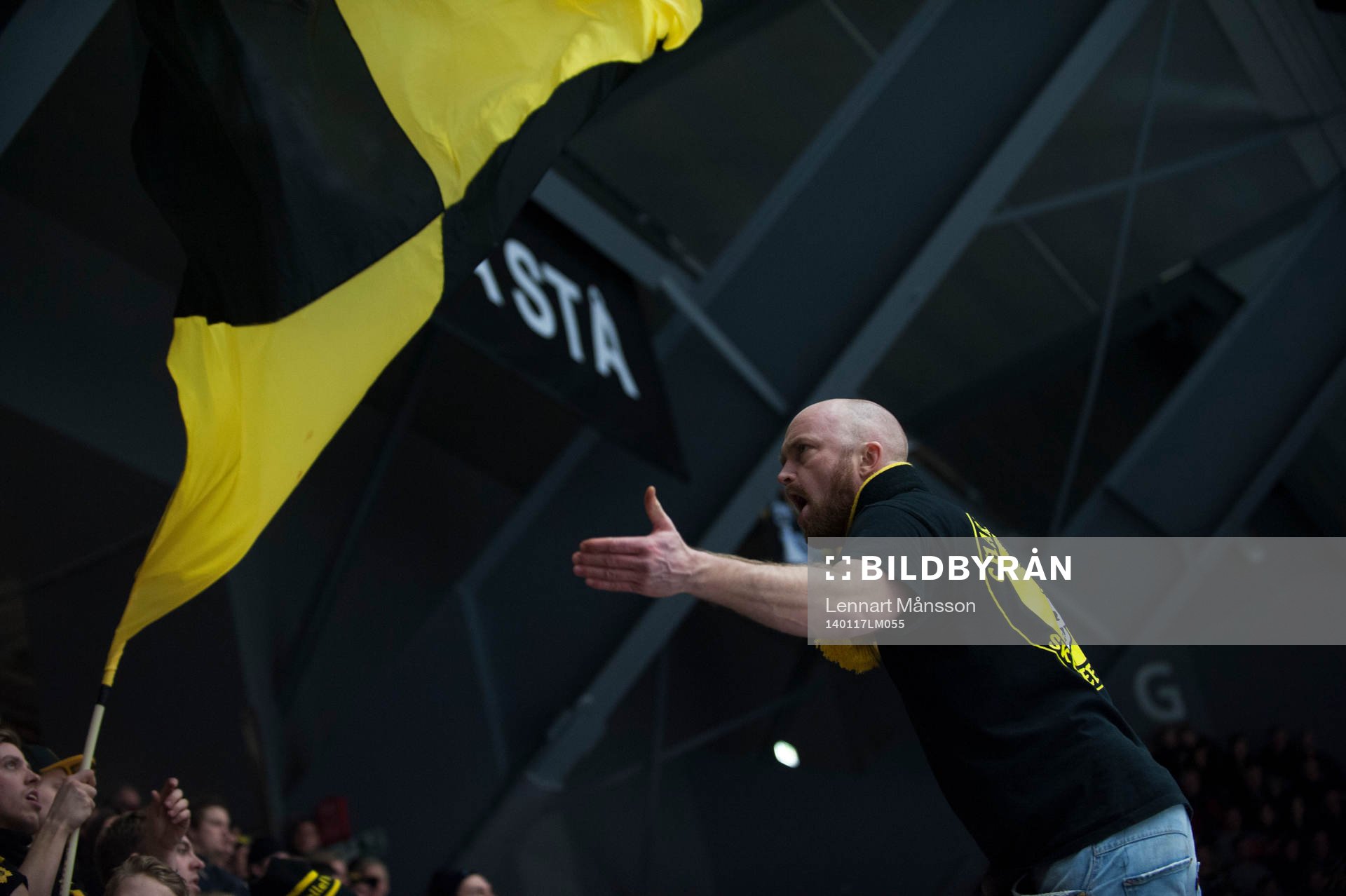 Skellefteås hejaklacksledare leder klacken i matchen i SHL