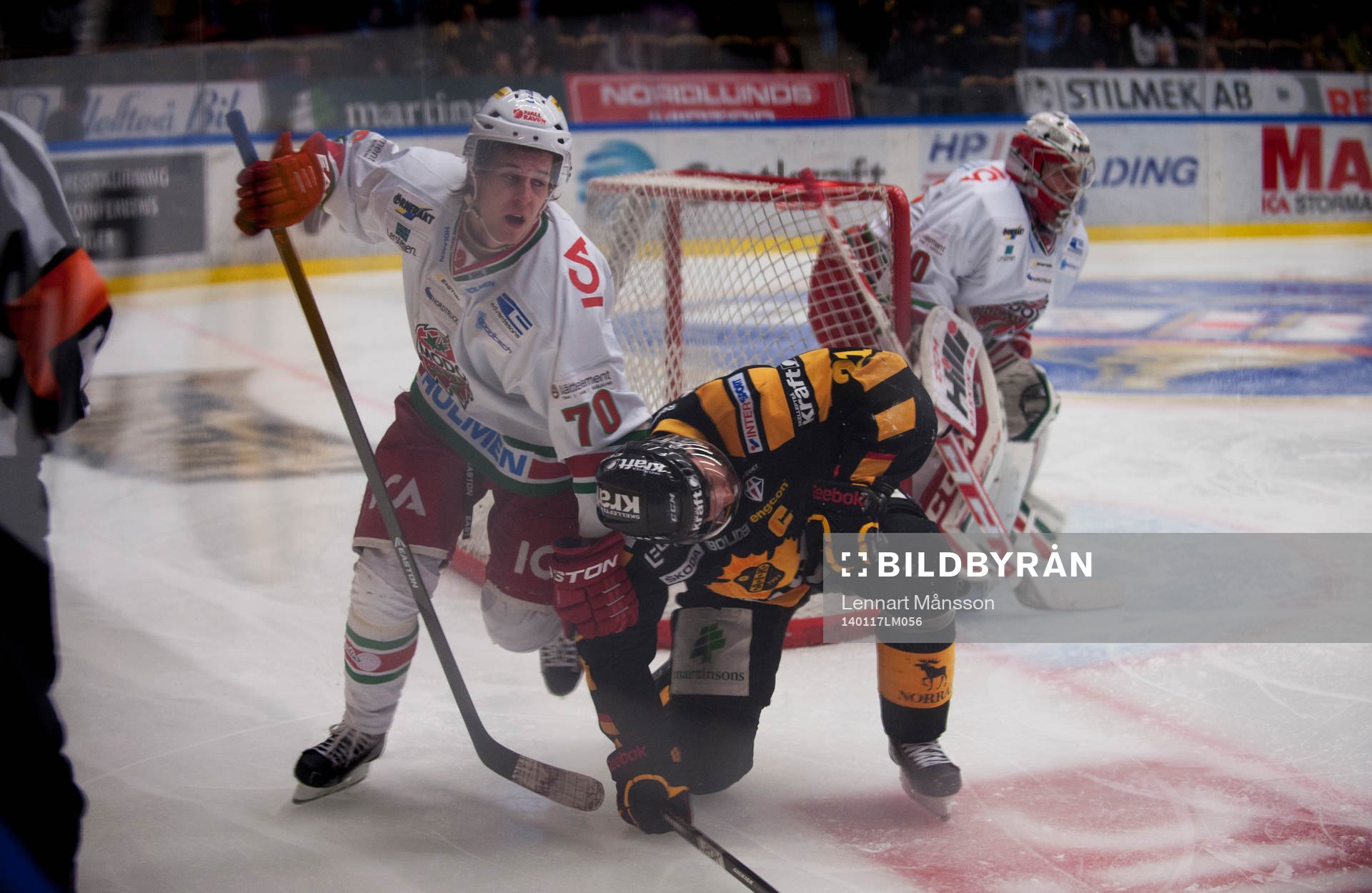 Skellefteås Jimmie Ericsson brottas med Modos Mario Kempe