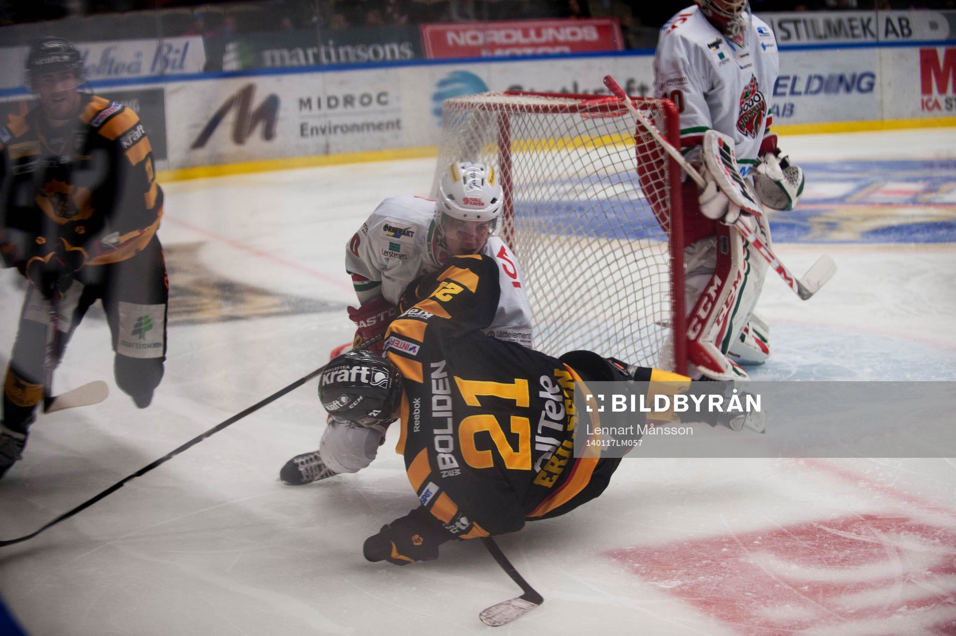 Skellefteås Jimmie Ericsson brottas med Modos Mario Kempe