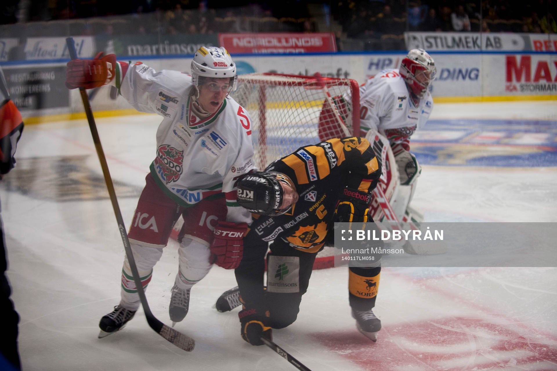 Skellefteås Jimmie Ericsson brottas med Modos Mario Kempe