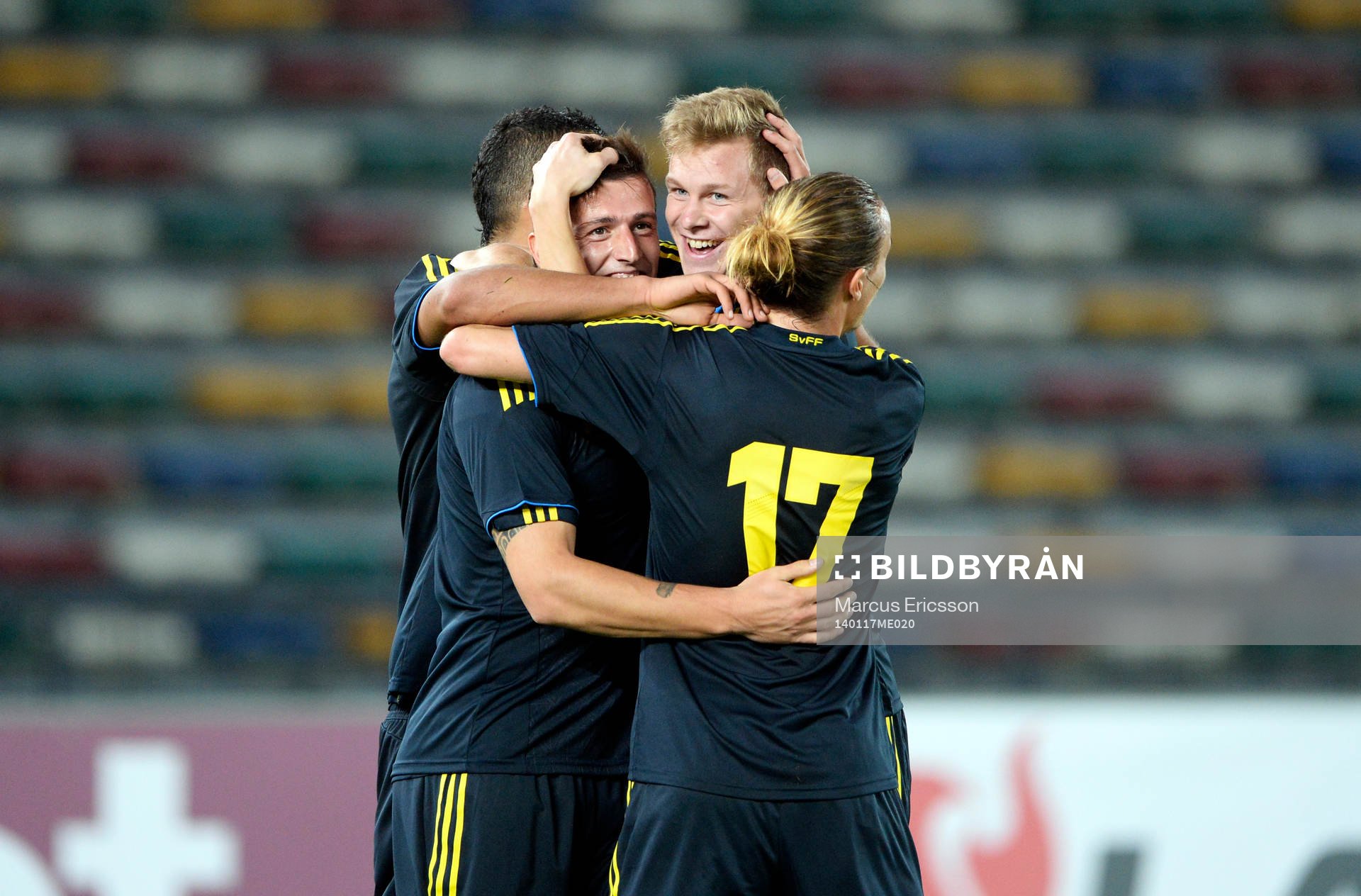 Sveriges Erton Fejzullahu, Emil Krafth och Niklas Hult jublar efter 1-2 under träningslandskampen mellan Moldavien och Sverige på januariturnén den 17 januari 2014 i Abu Dhabi.