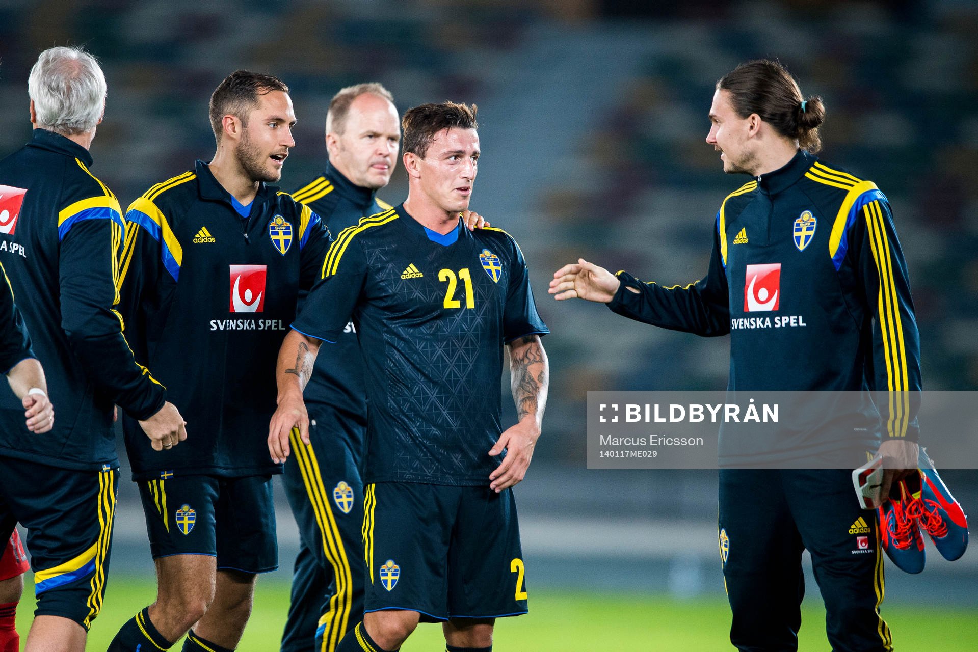 Sveriges Erton Fejzullahu gratuleras efter matchen av bl.a. Niklas Backman och Erik Johansson under träningslandskampen mellan Moldavien och Sverige på januariturnén den 17 januari 2014 i Abu Dhabi.