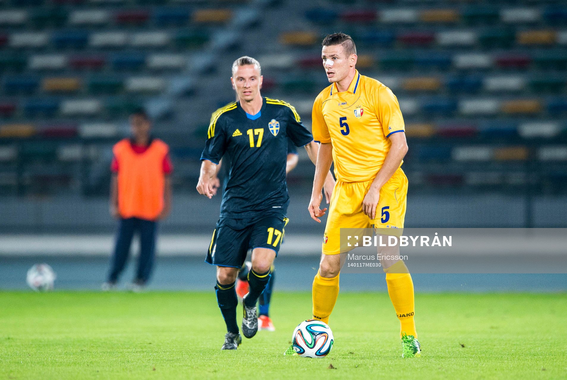 Sverige Niklas Hult och Moldaviens Petru Racu under träningslandskampen mellan Moldavien och Sverige på januariturnén den 17 januari 2014 i Abu Dhabi.
