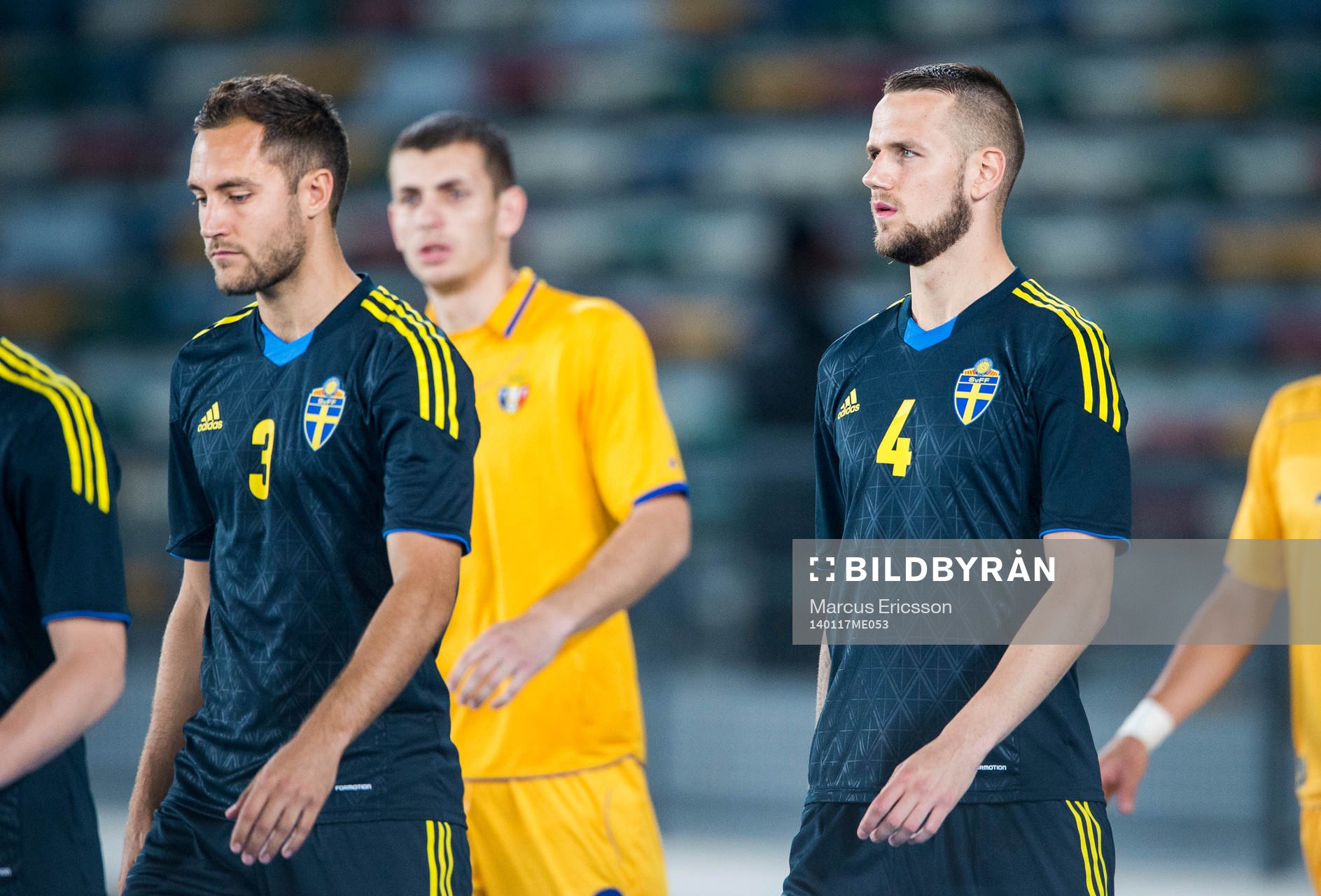 Sveriges Niklas Backman och Alexander Milosevic på väg in