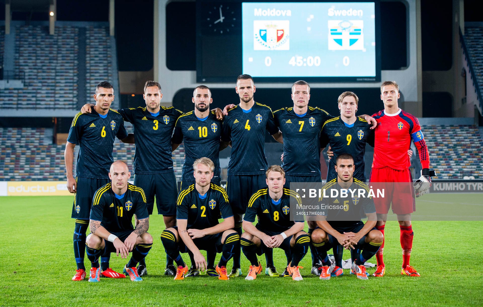 Sveriges startelva bak fr.v. Nabil Bahoui, Niklas Backman, Guillermo Molins, Alexander Milosevic, Jakob Johansson, Emil Forsberg och målvakten Pär Hansson. Fram fr.v. Magnus Eriksson, Johan Larsson, Oscar Lewicki och Erdin Demir under träningslandskampen mellan Moldavien och Sverige på januariturnén den 17 januari 2014 i Abu Dhabi.
