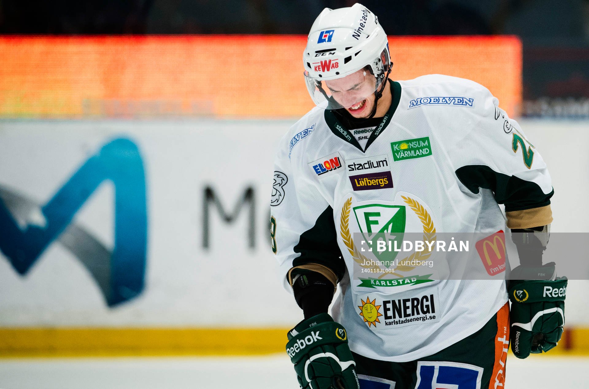 Färjestads Tomas Hyka åker mot båset i smärta