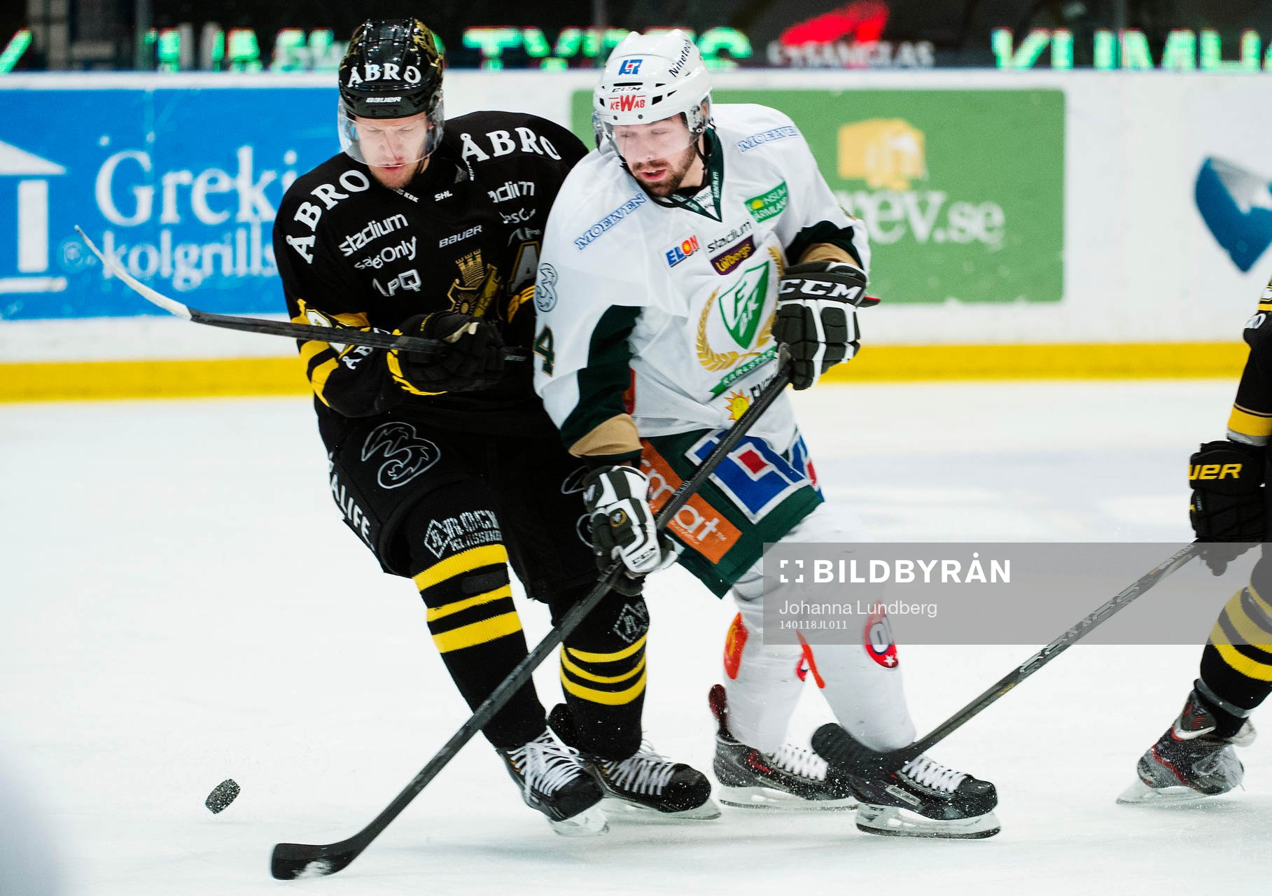s Jonas Liwing och Färjestads Milan Gulas i kamp om pucken