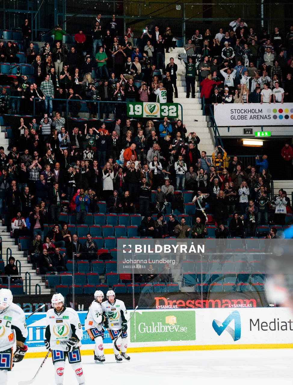 Färjestads spelare jublar framför publiken