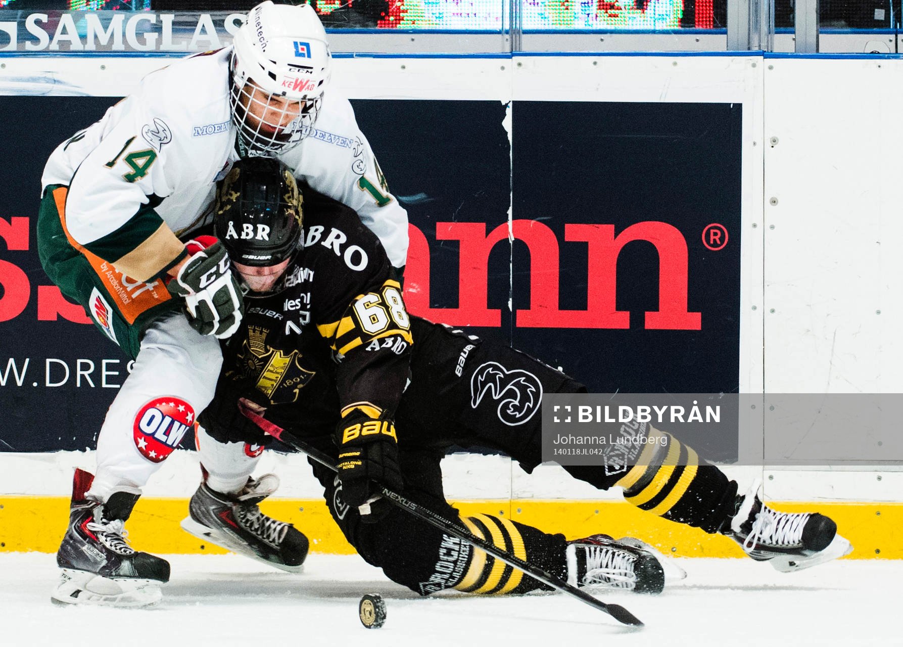 s Victor Ahlström i kamp om pucken
