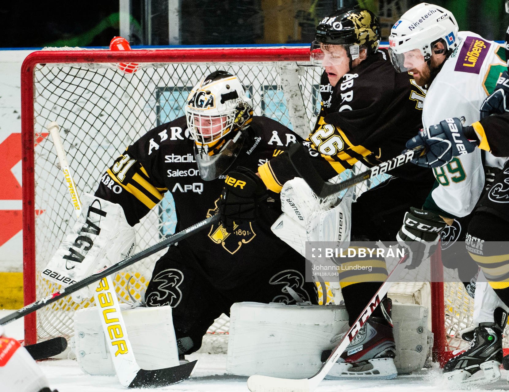 s Mattias Janmark  och Färjestads Jack Connolly framför