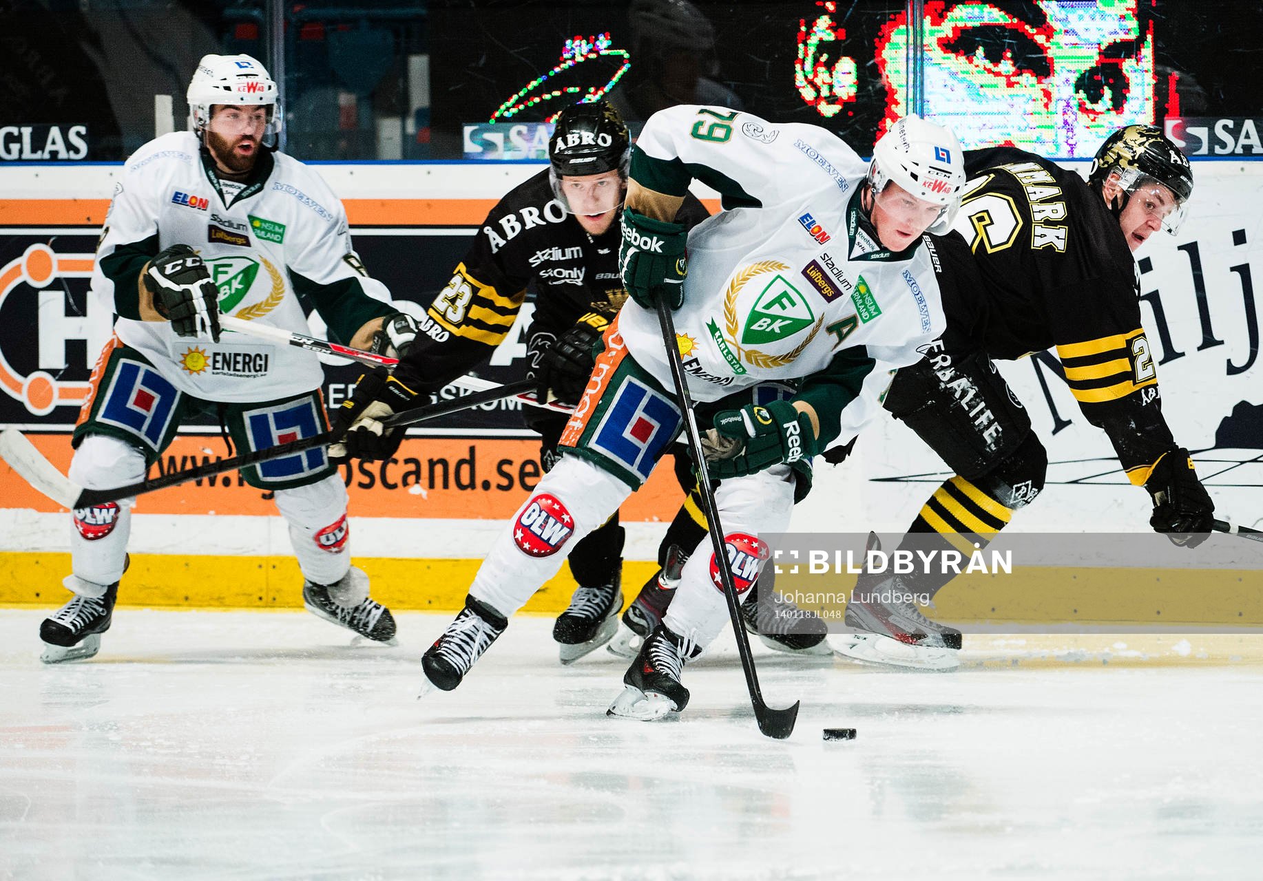 s Jonas Liwing  jagar Färjestads Patrik Lundh