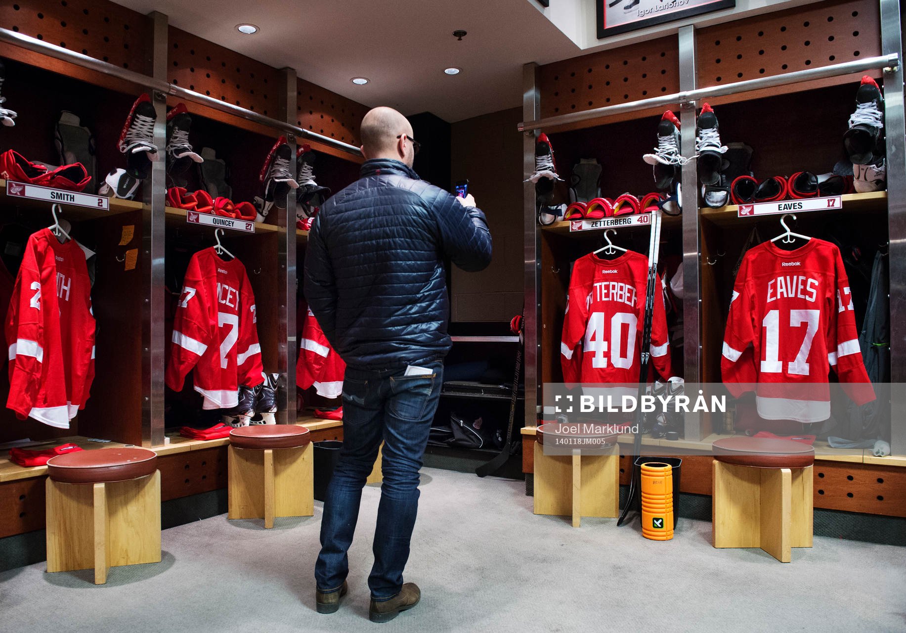 En man fotograferar Henrik Zetterbergs matchtröja