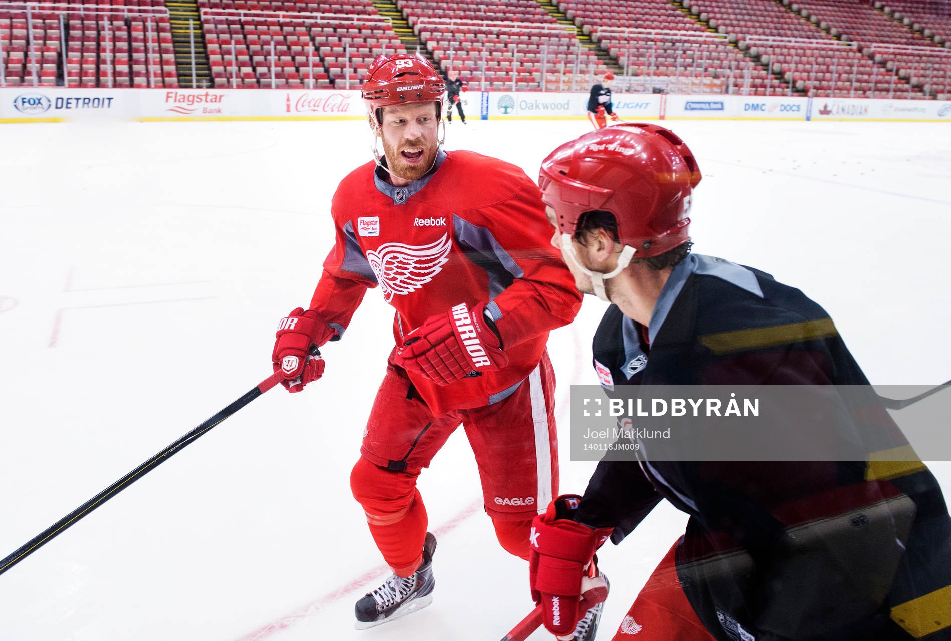 Johan Franzén och Jonathan Ericsson tacklar varandra