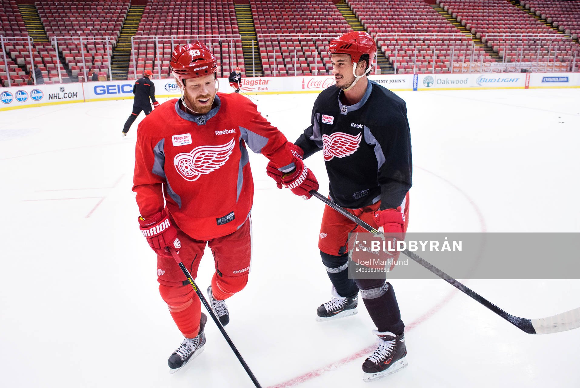 Johan Franzén och Jonathan Ericsson skojar med varandra