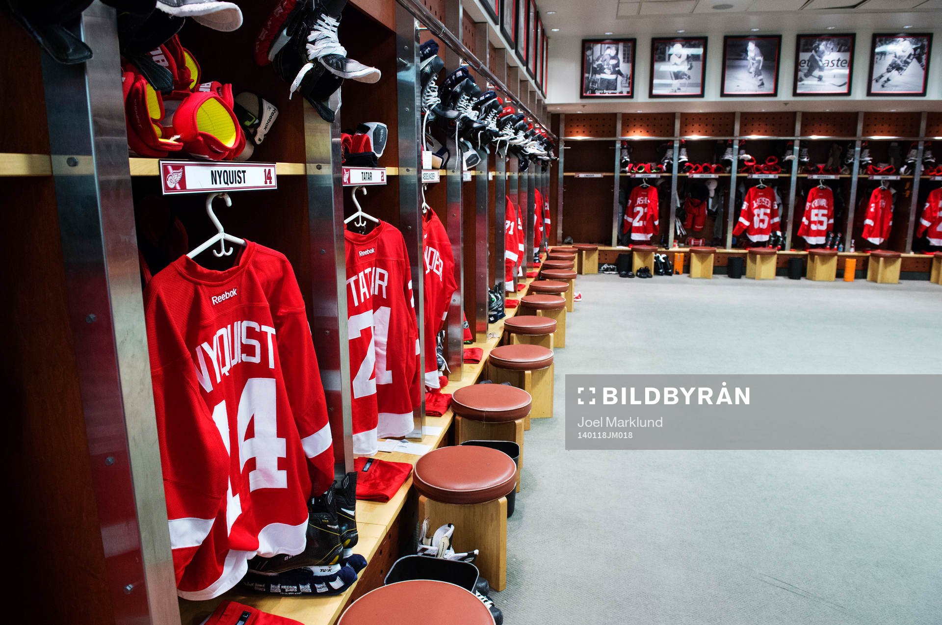 Matchtröjor är upphängda i NHL-laget Detroit Red Wings