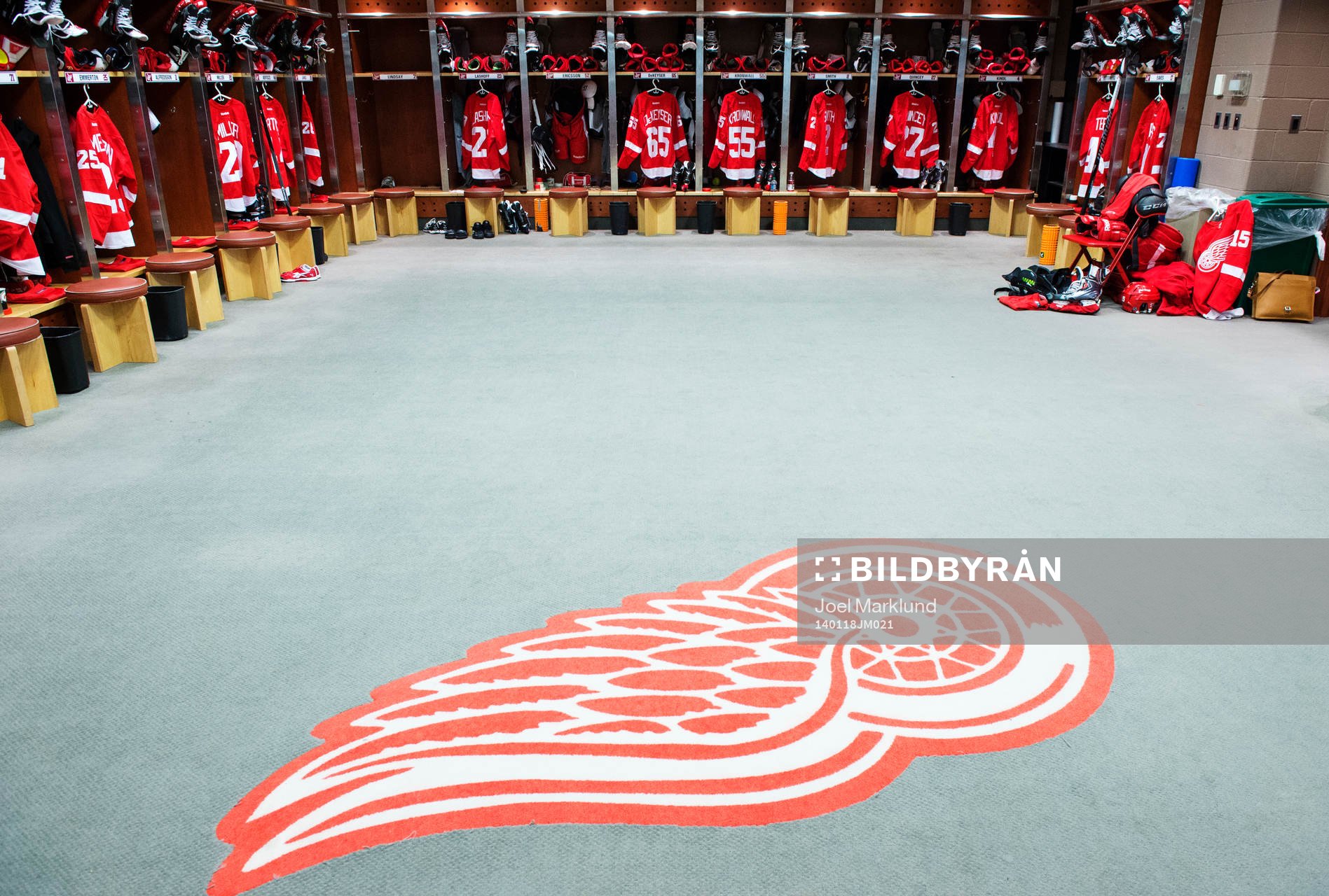 Matchtröjor är upphängda i NHL-laget Detroit Red Wings