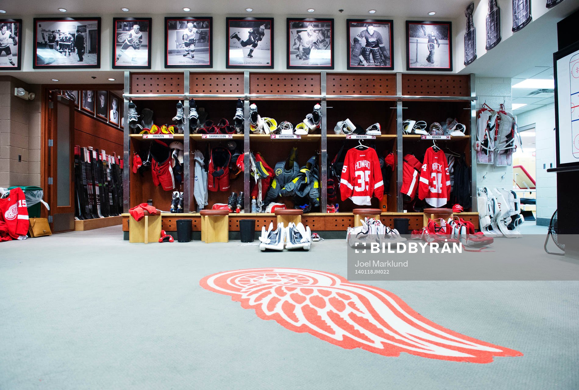 Matchtröjor är upphängda i NHL-laget Detroit Red Wings