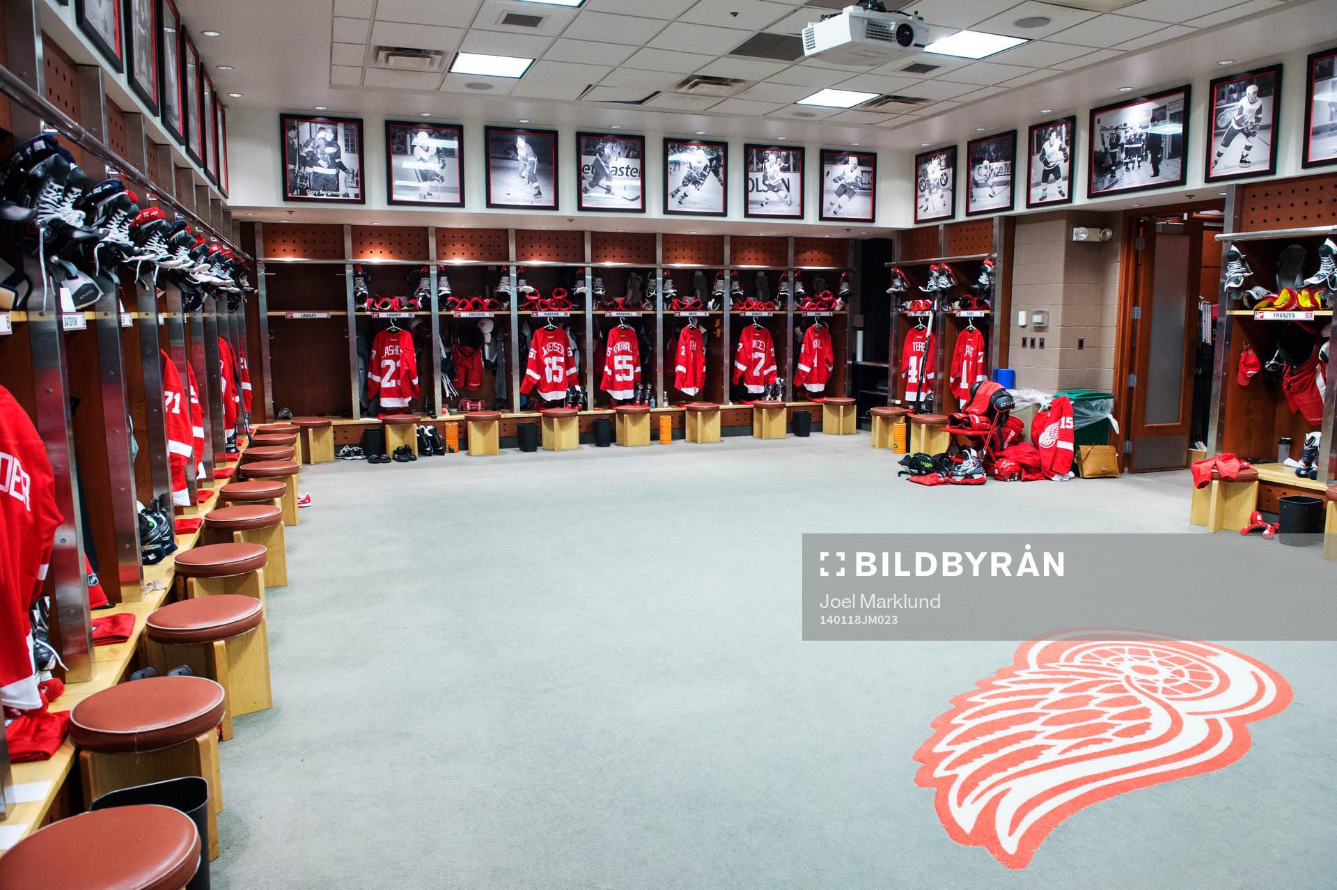 Matchtröjor är upphängda i NHL-laget Detroit Red Wings