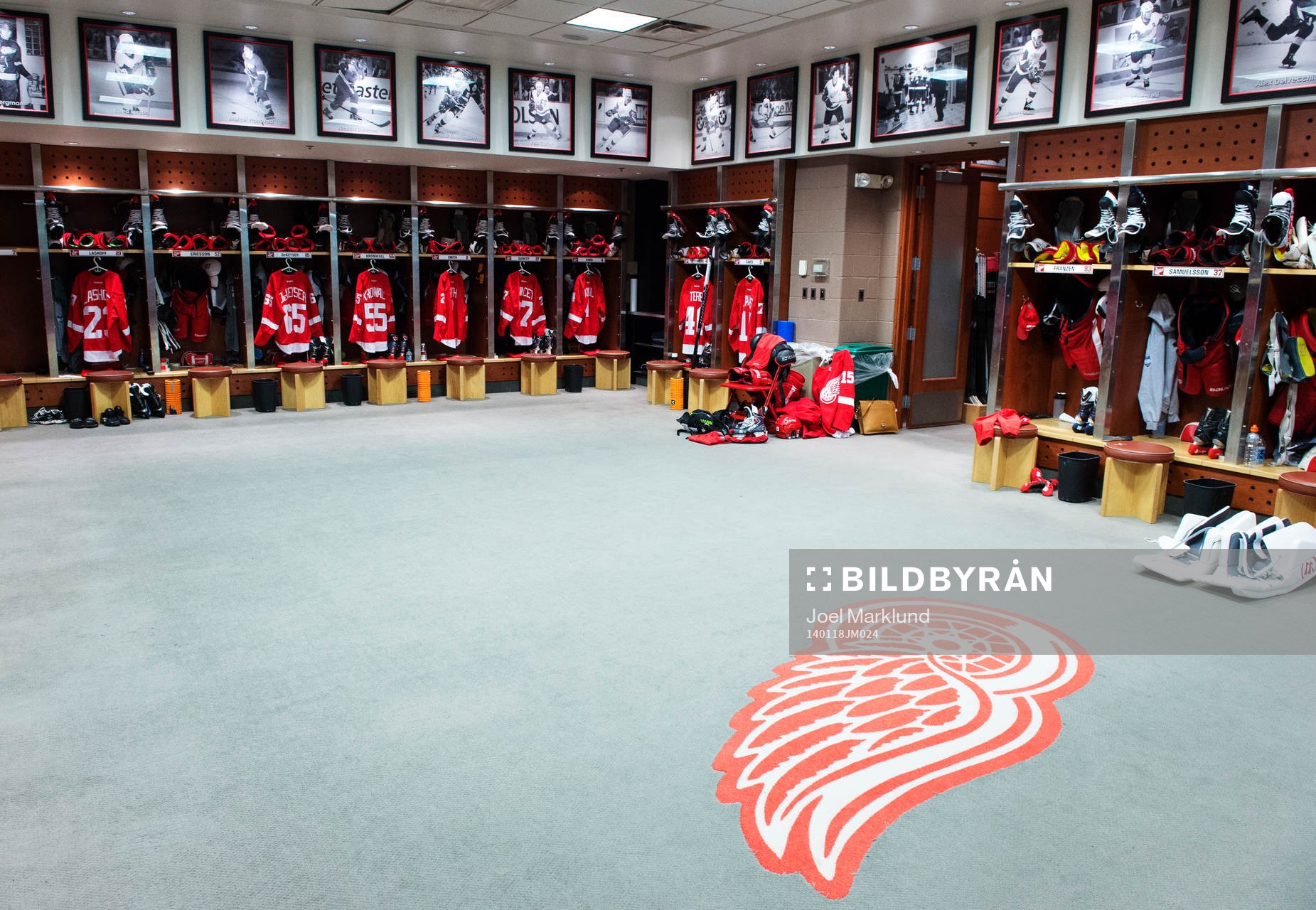 Matchtröjor är upphängda i NHL-laget Detroit Red Wings