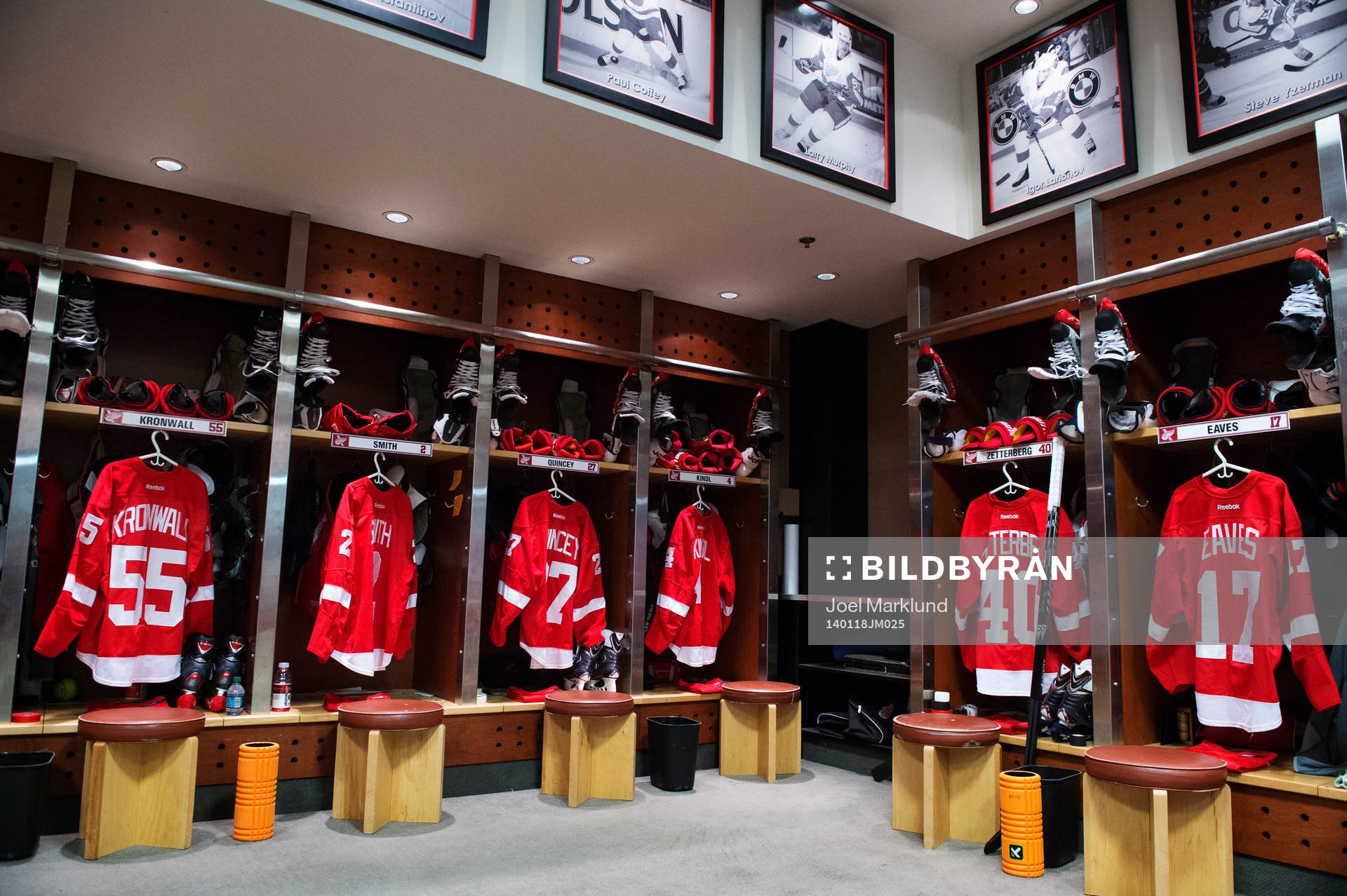 Matchtröjor är upphängda i NHL-laget Detroit Red Wings