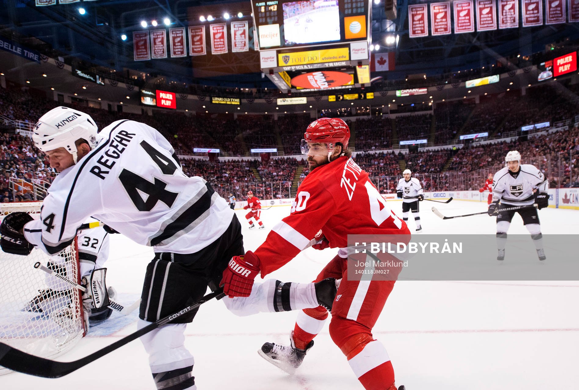 Los Angeles Robyn Regehr utmanar av Detroits Henrik