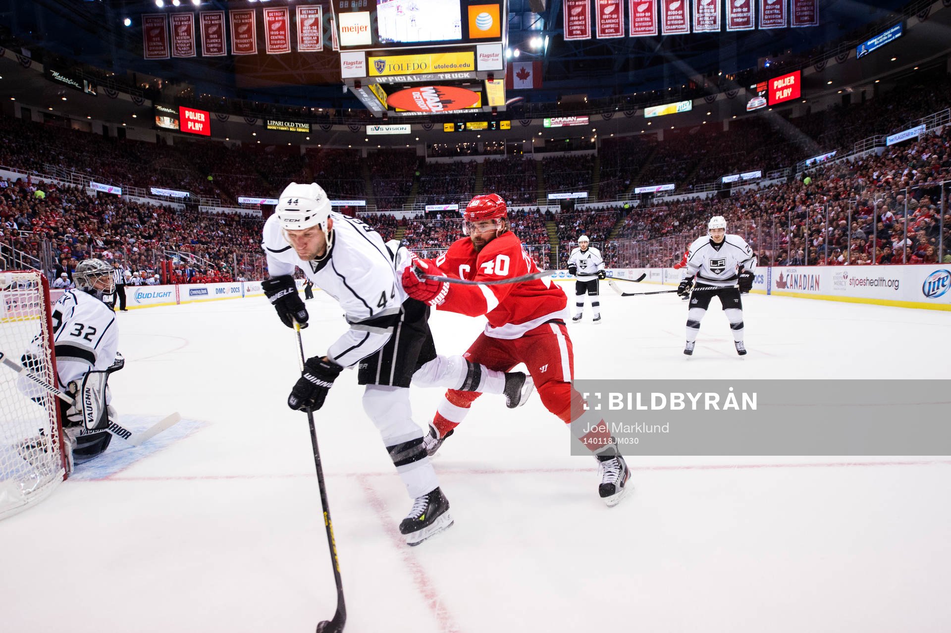Los Angeles Robyn Regehr utmanar av Detroits Henrik