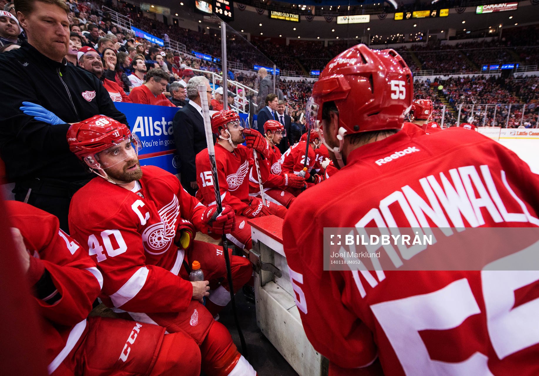Detroits Henrik Zetterberg och Niklas Kronwall pratar med
