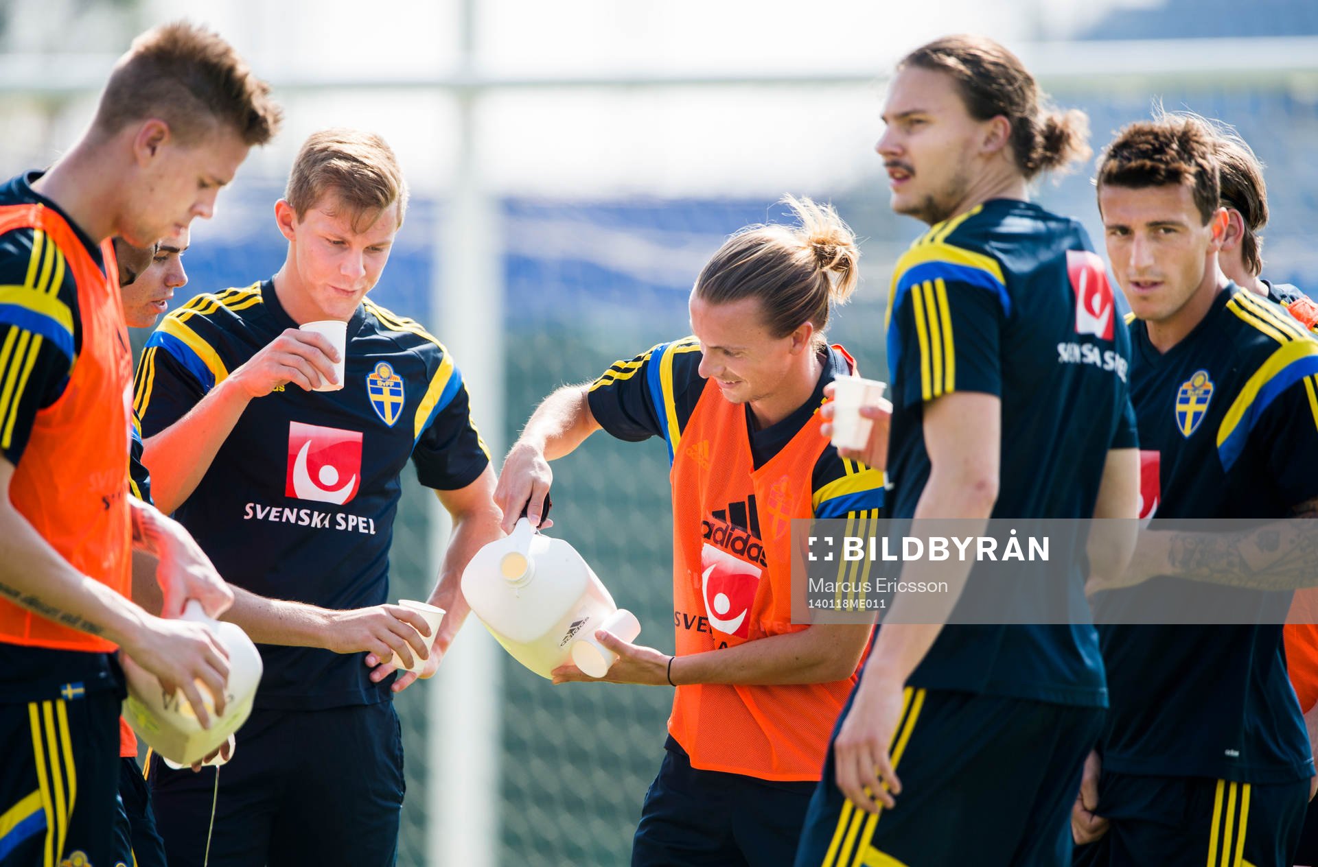 Niklas Hult langar vatten åt spelarna Pontus Jansson, Emil