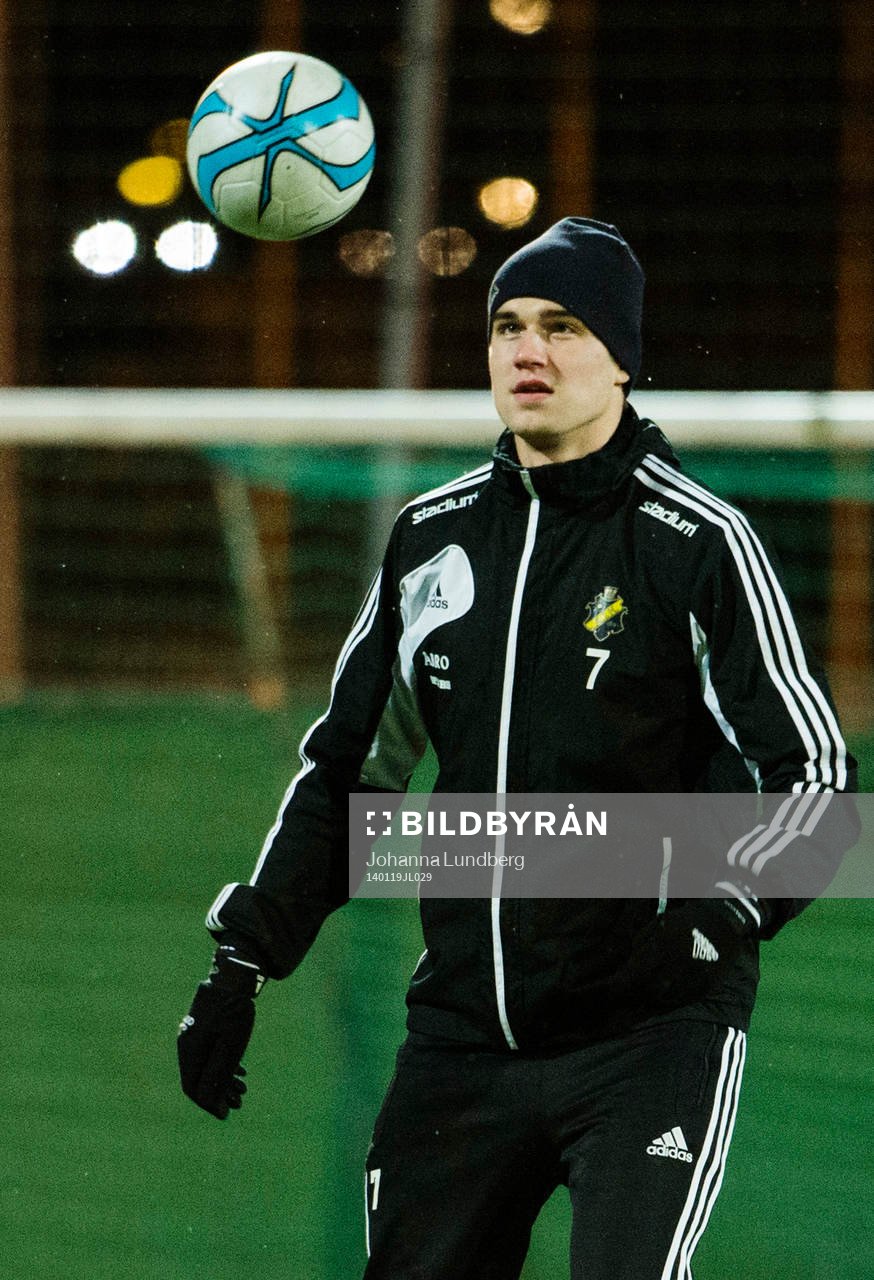 AIKs Eero Markkanen värmer upp