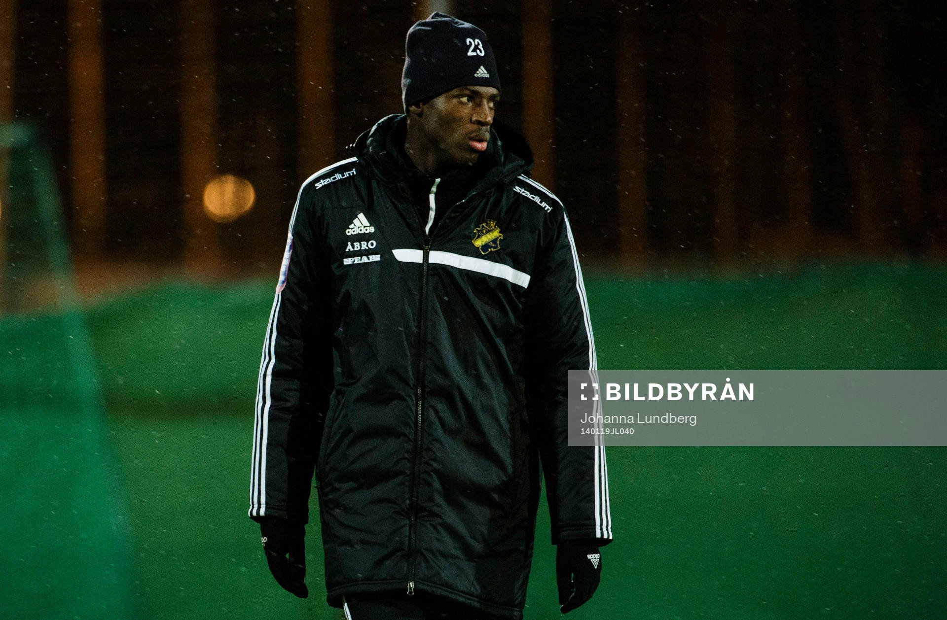  AIKs Edward Owusu  värmer upp inför en träningsmatch i fotboll mellan Vasalund och AIK  den 19 januari 20134 i Stockholm.