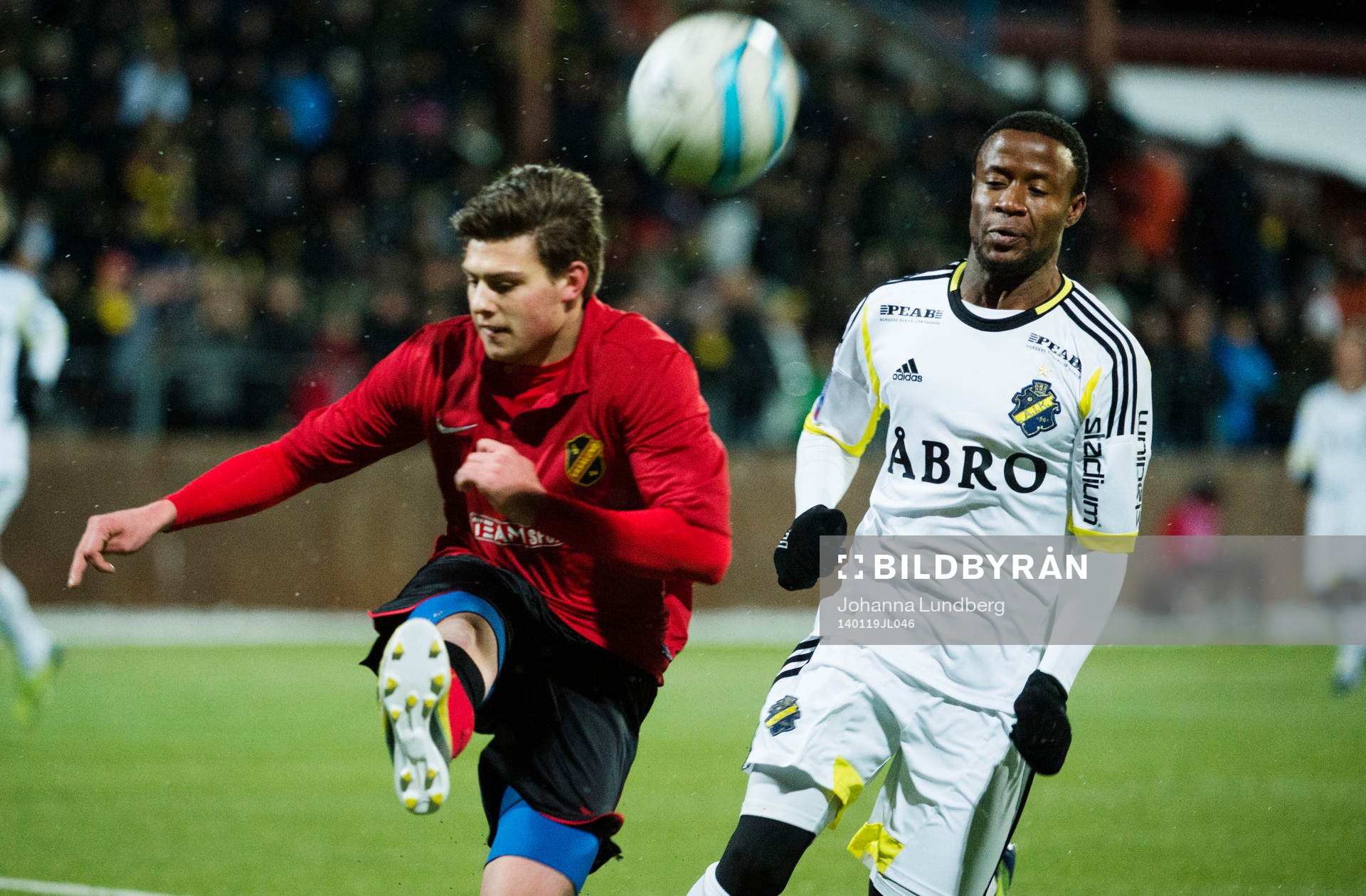 AIKs Kennedy Igbonanike jagar bollen