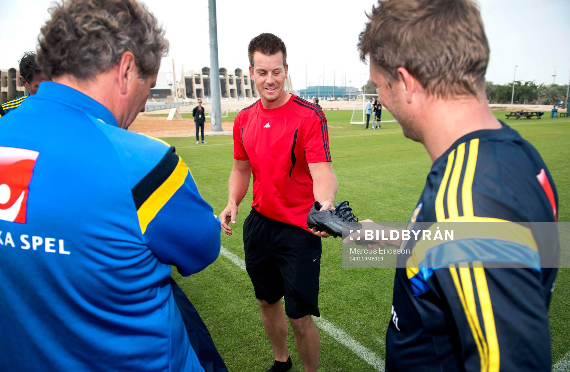 Golfaren Henrik Stenson får låna skor av Marcus Allbäck