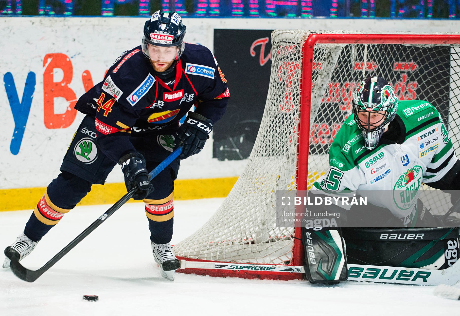 Djurgårdens Mattias Guter framför Rögles målvakt