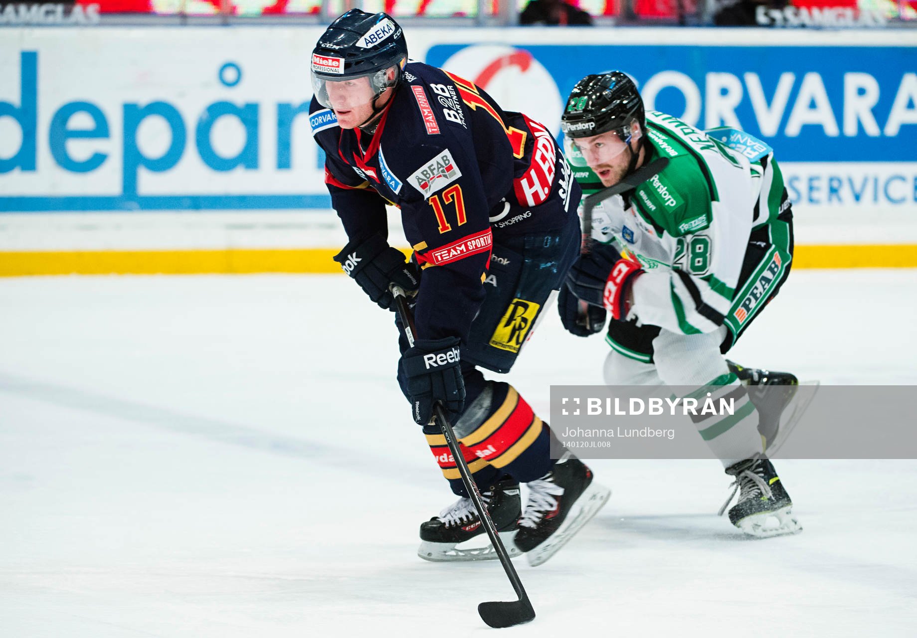 Djurgårdens Henrik Eriksson  jagas av Rögles Joachim
