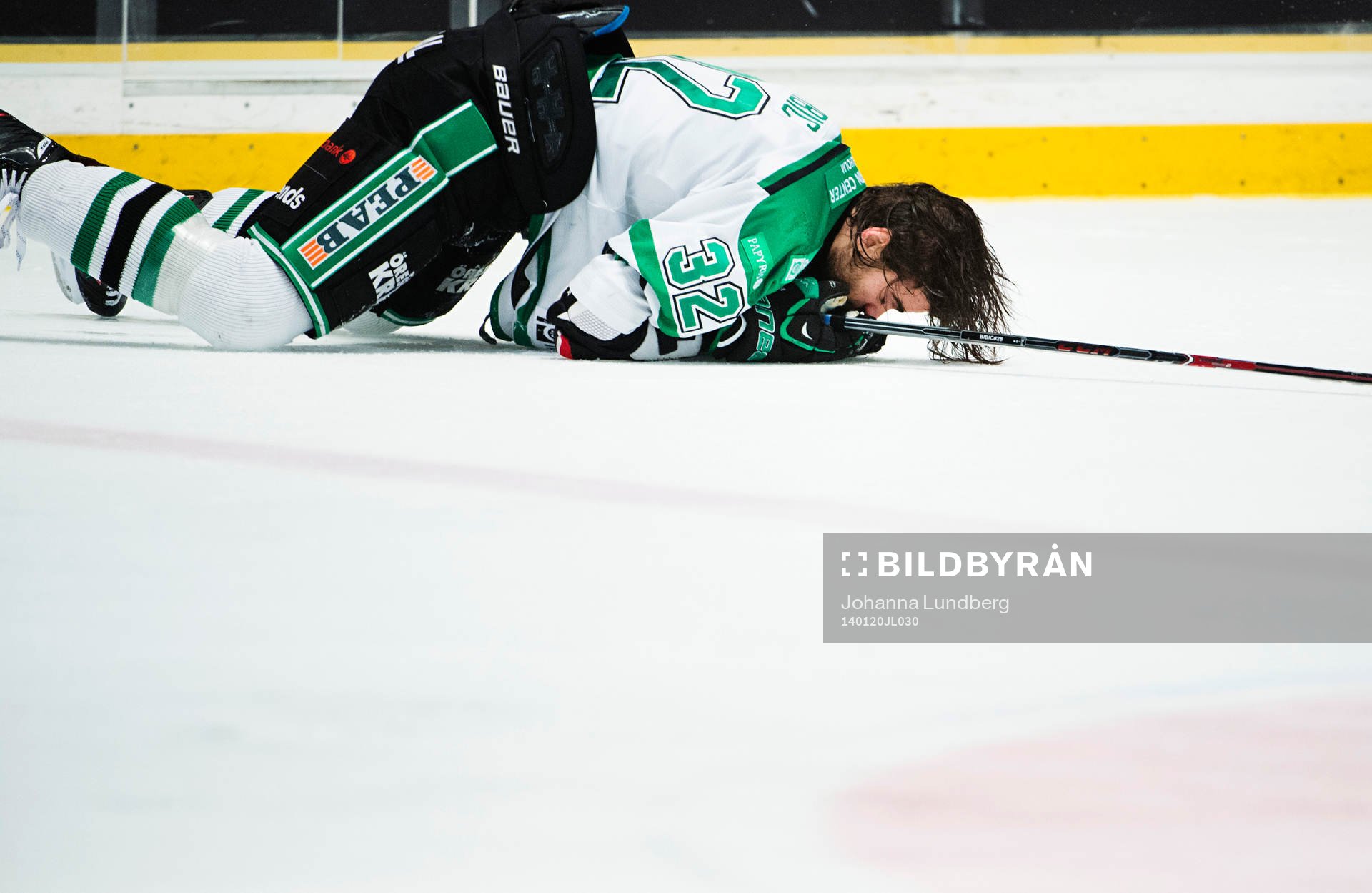 Rögles  Almen Bibic träffas illa av en tackling