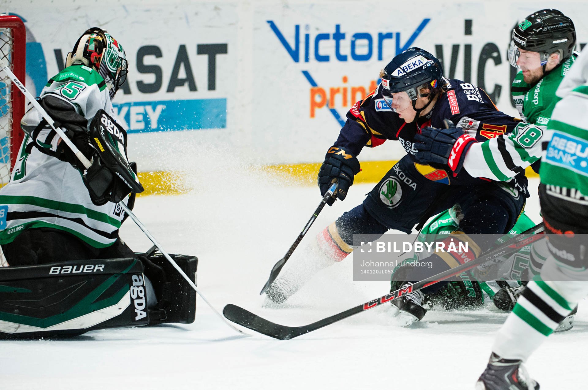 Djurgårdens Alexander Falk  är påväg att åka in i