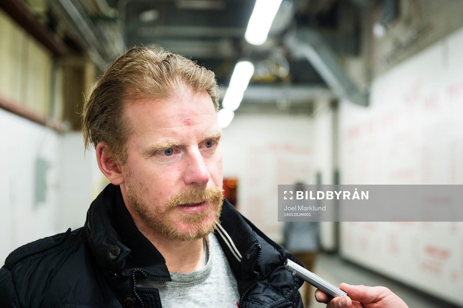 Daniel Alfredsson, som just nu är skadad, pratar med media