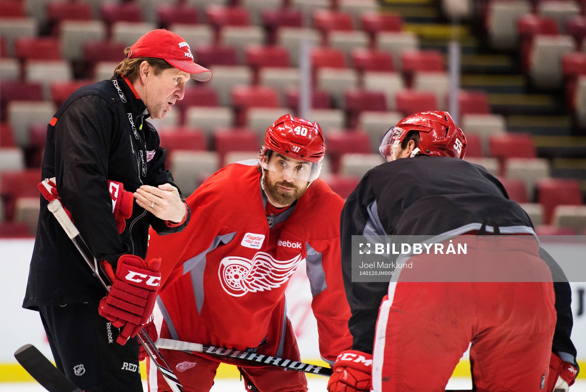 Huvudtränaren Mike Babcock ger instruktioner till Henrik