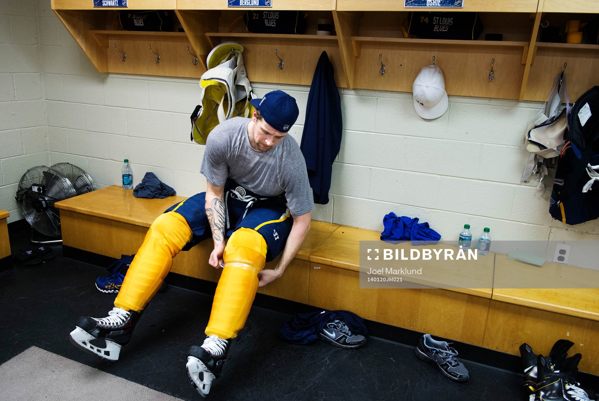 Patrik Berglund tar av sig sina skydd