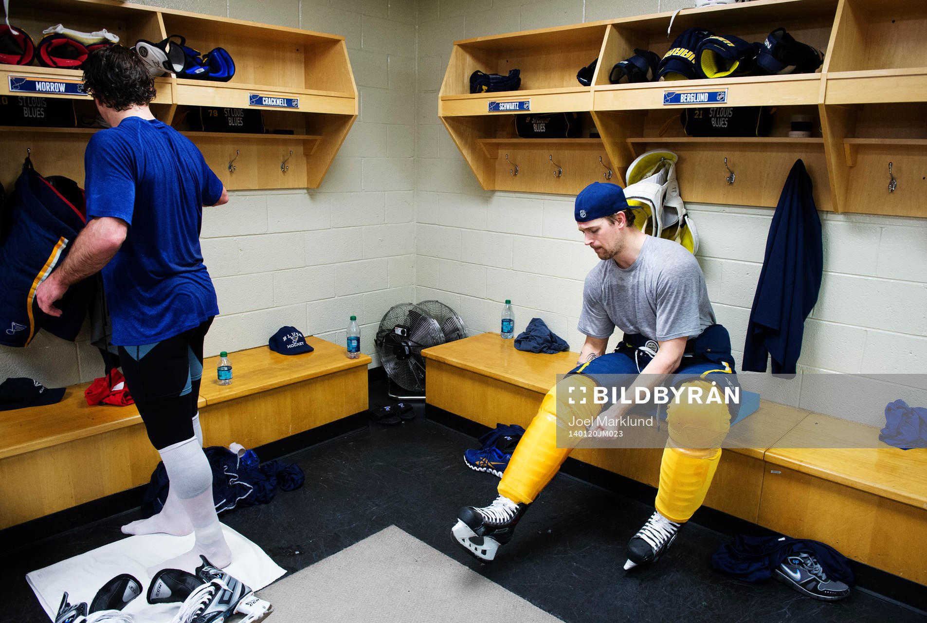 Patrik Berglund tar av sig sina skydd