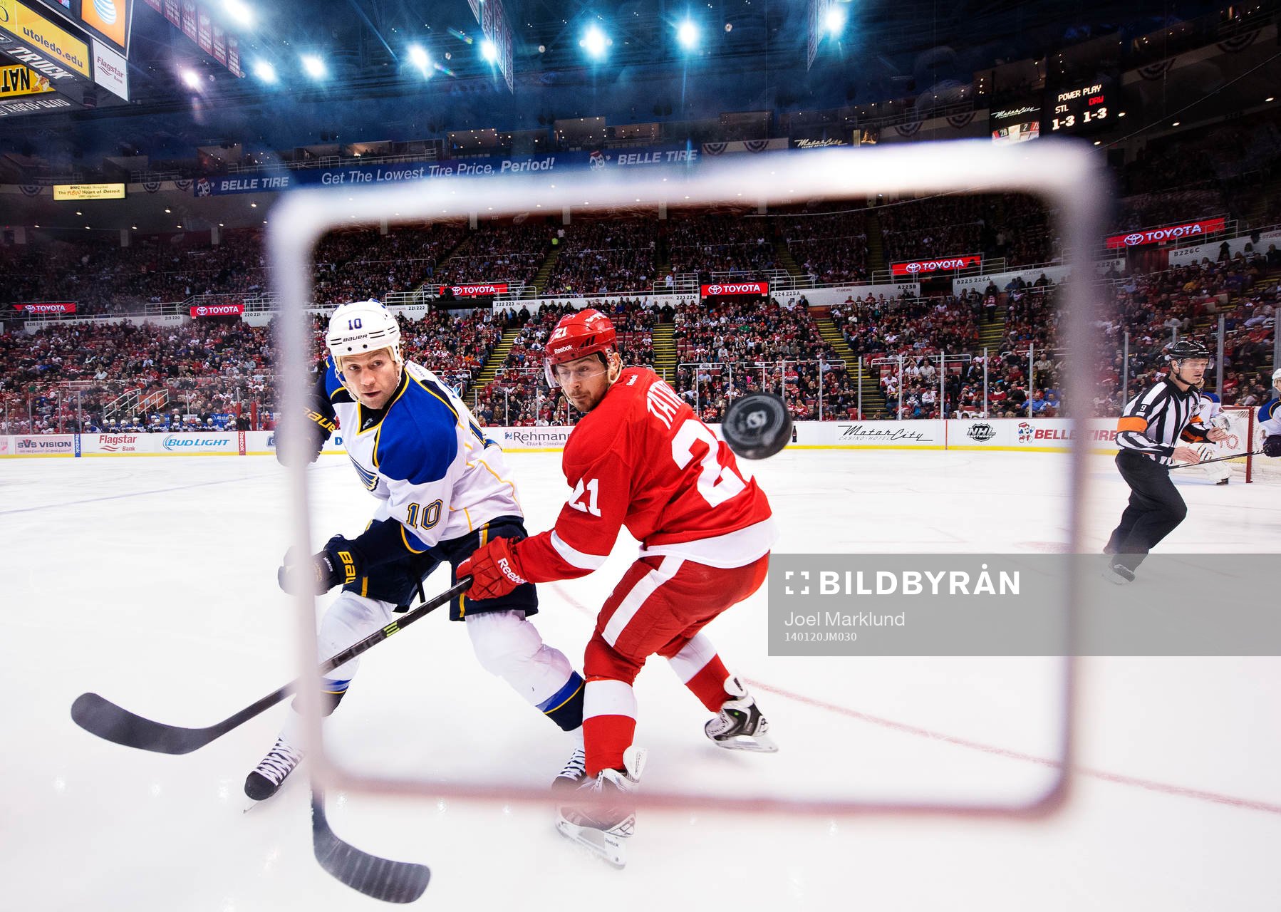 St Louis Brenden Morrow och Detroits Tomas Tatar i kamp om
