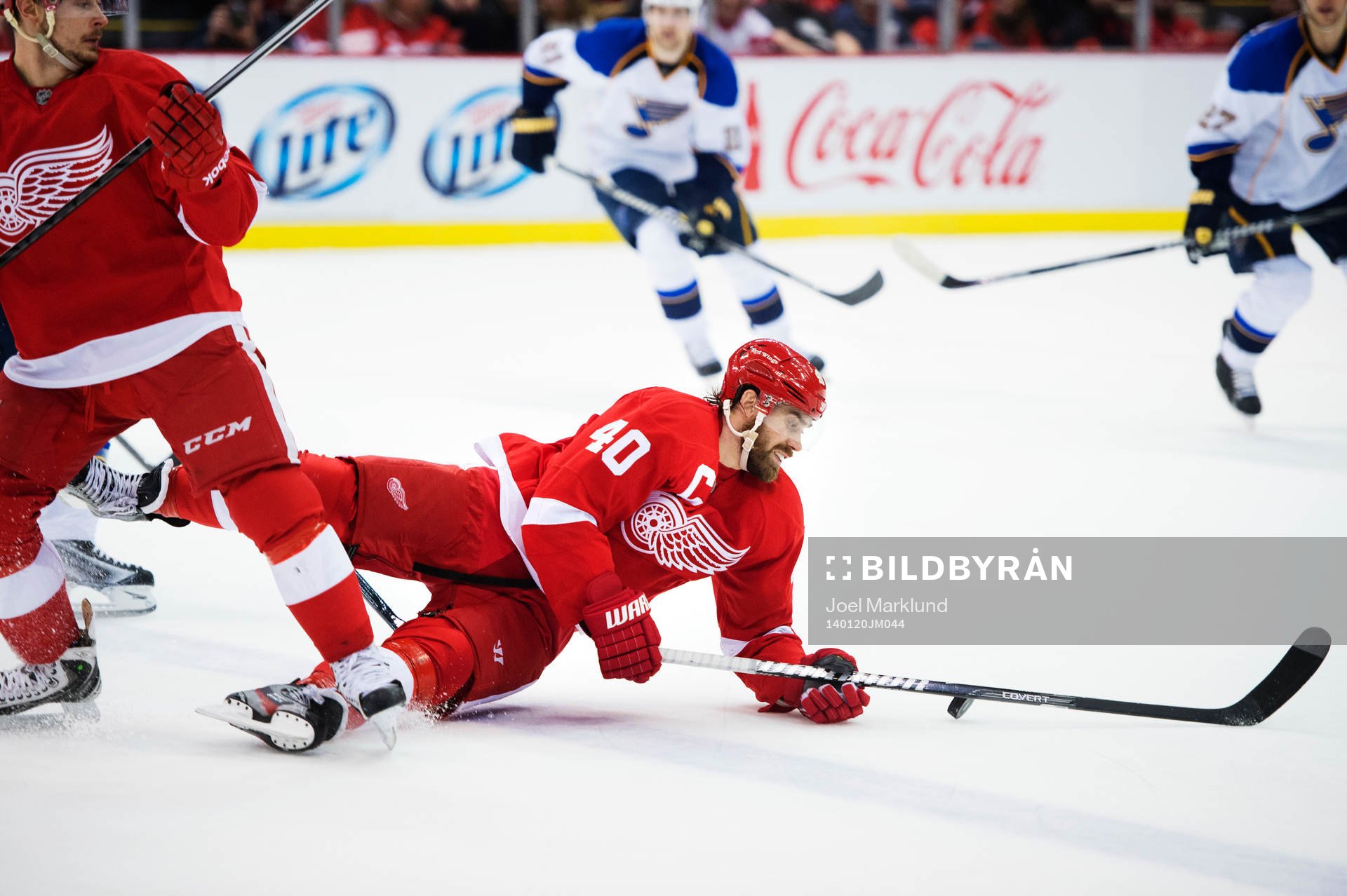 Detroits Henrik Zetterberg faller