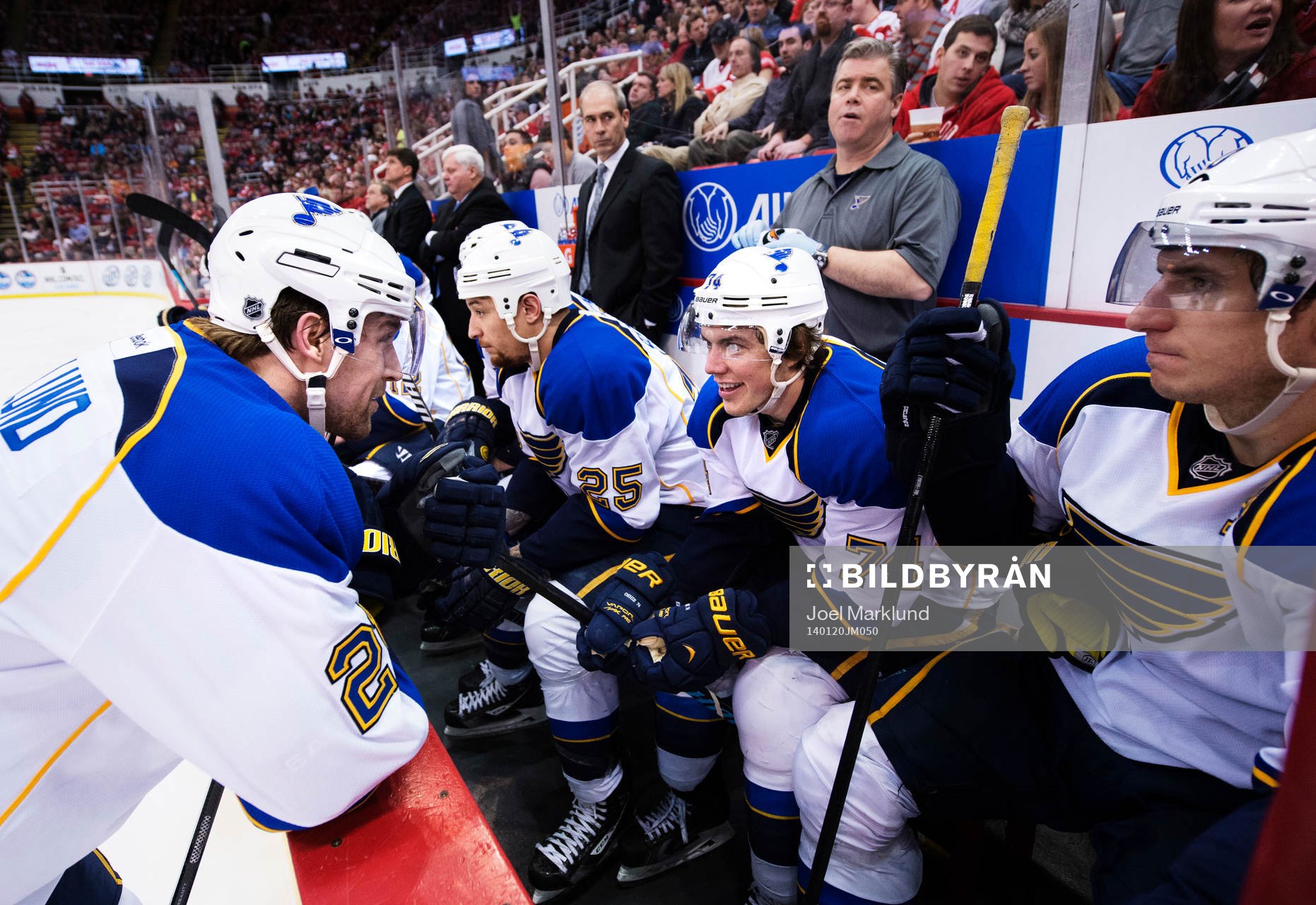 St Louis Patrik Berglund pratar med TJ Oshie och Alexander