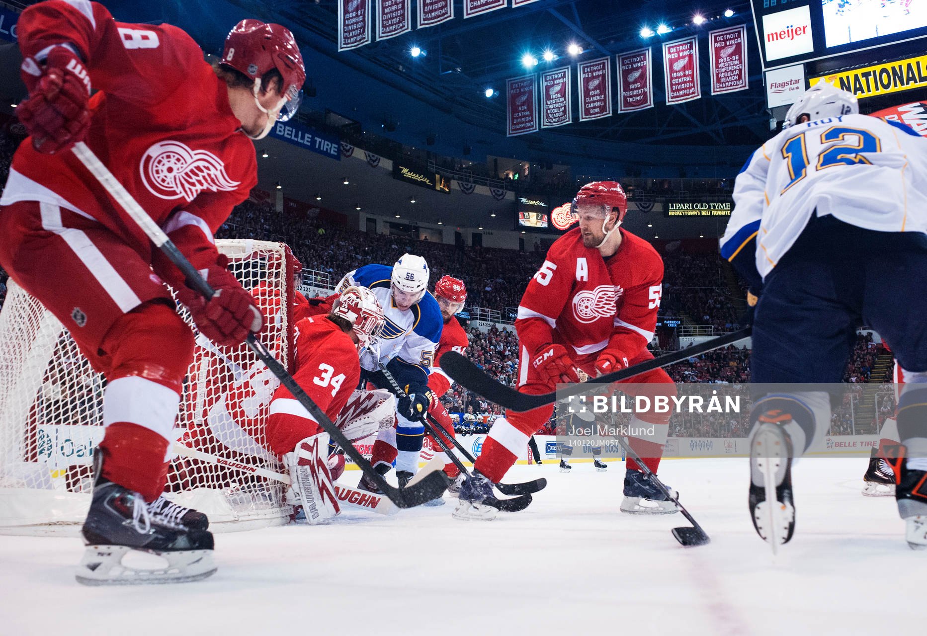 St Louis Magnus Pääjärvi utmanar Detroits målvakt Petr