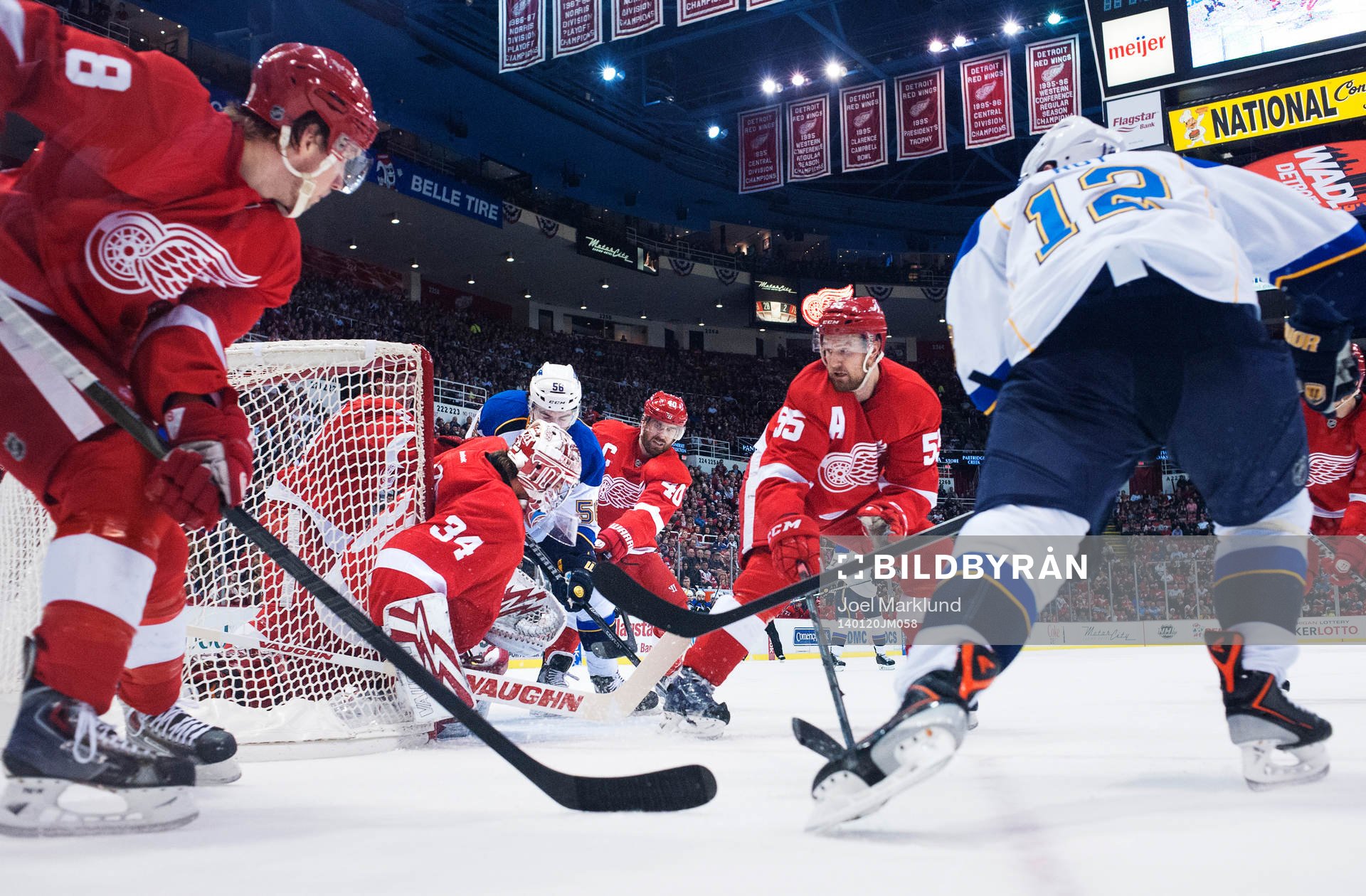 St Louis Magnus Pääjärvi utmanar Detroits målvakt Petr