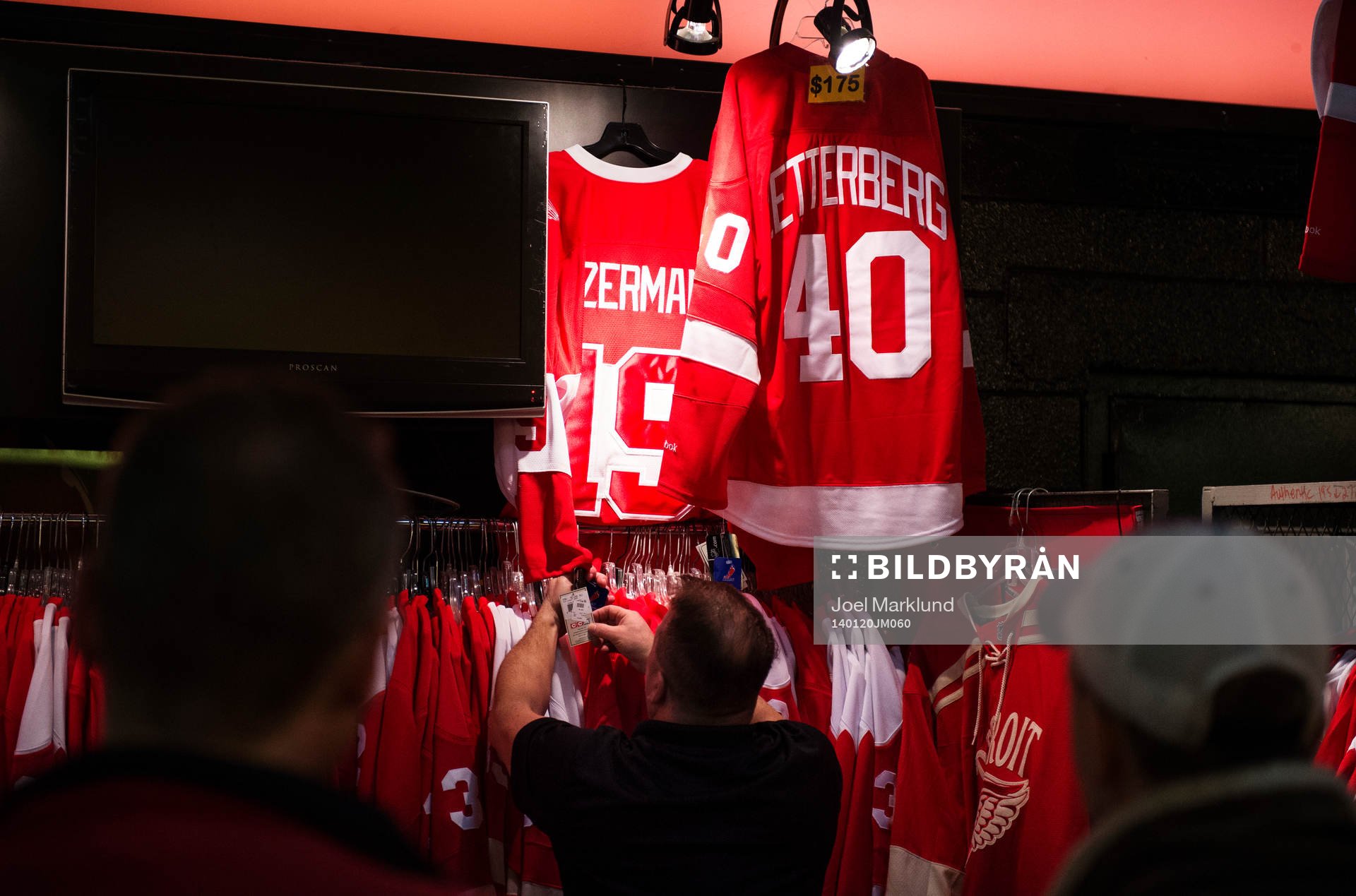 En försäljare i en butik i Joe Louis Arena säljer