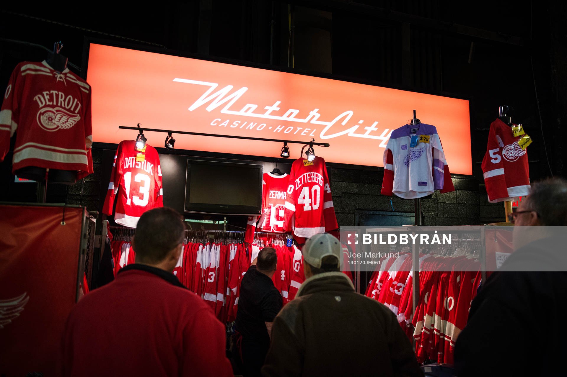En försäljare i en butik i Joe Louis Arena säljer