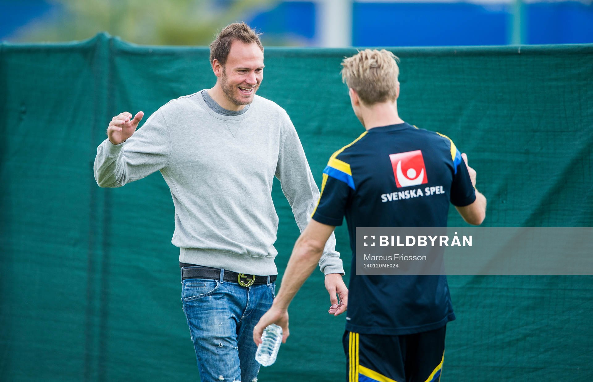 Andreas Granqvist hälsar på Christian Wilhelmsson