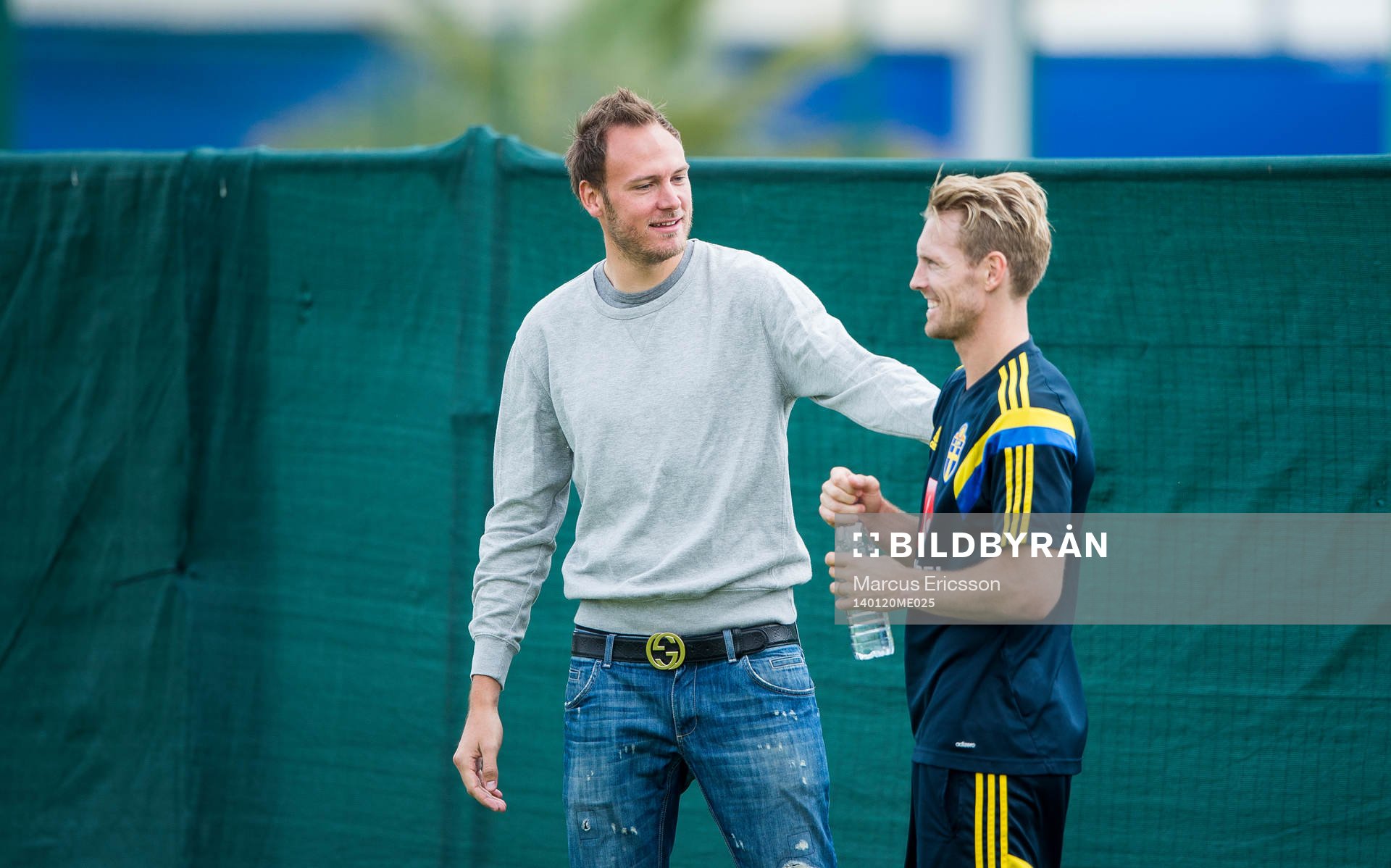 Andreas Granqvist hälsar på Christian Wilhelmsson